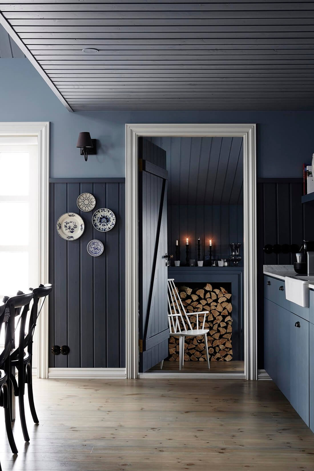 A Black Cottage in Iceland Decorated in Dark Grey Tones 5 black cottage iceland dark grey interior nordroom4 A Black Cottage in Iceland Decorated in Dark Grey Tones