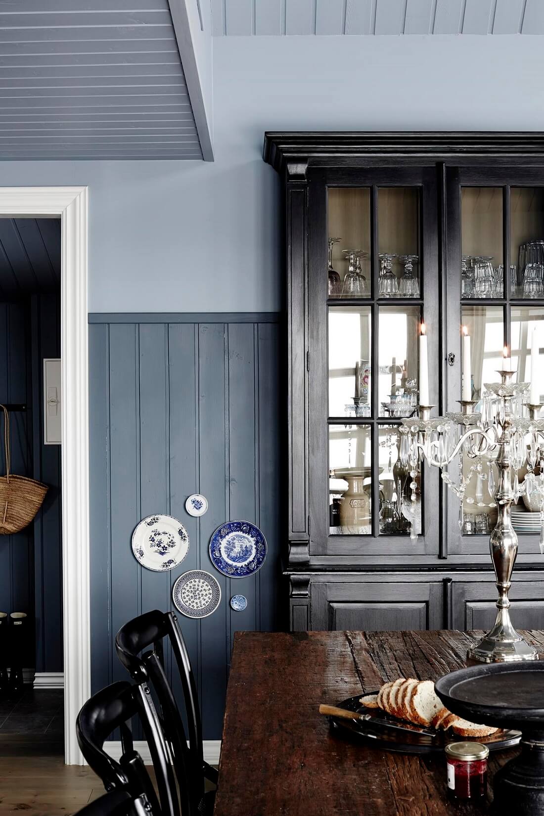 A Black Cottage in Iceland Decorated in Dark Grey Tones 6 black cottage iceland dark grey interior nordroom5 A Black Cottage in Iceland Decorated in Dark Grey Tones