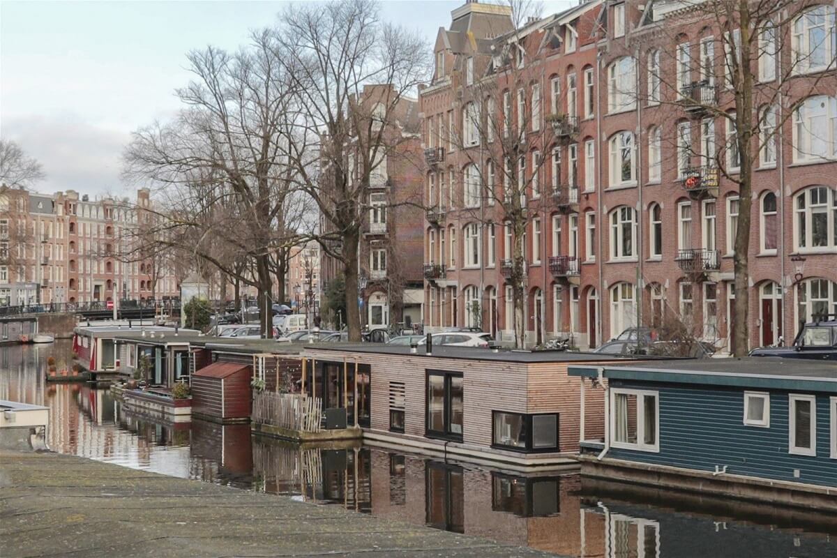 A Pink Houseboat in Amsterdam 12 pink houseboat amsterdam nordroom11 A Pink Houseboat in Amsterdam
