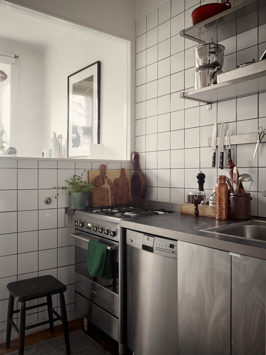 A Small Vintage Bohemian Apartment in Stockholm 10 small vintage bohemian apartment stockholm nordroom9 A Small Vintage Bohemian Apartment in Stockholm