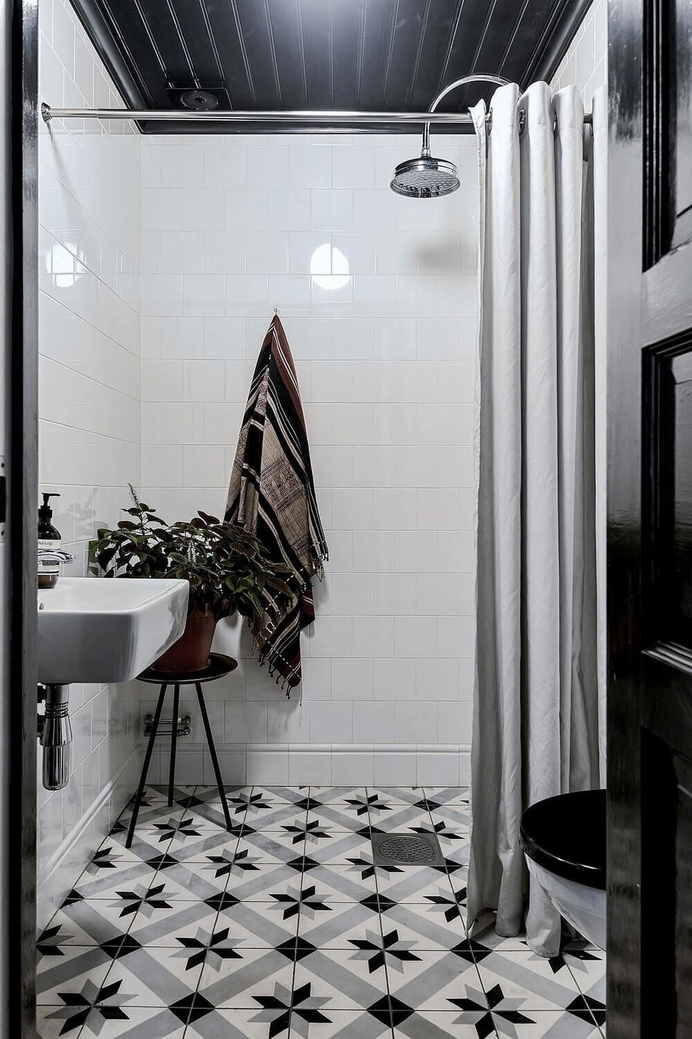 Inspiring Bathrooms With Geometric Tiles 3 bathroom geometric tiles nordroom Inspiring Bathrooms With Geometric Tiles