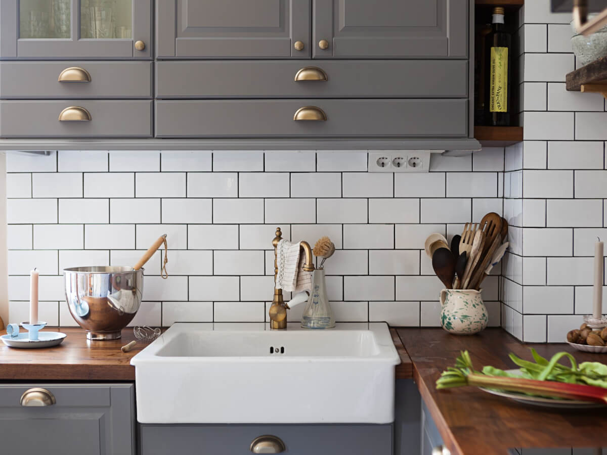 A Romantic Vintage Apartment in Stockholm 5 kitchen sink