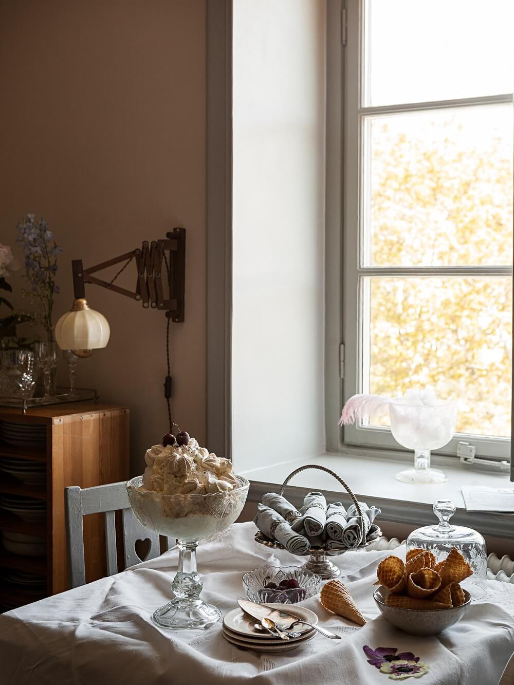 A Romantic Vintage Apartment in Stockholm 9 romantic vintage apartment stockholm nordroom5 A Romantic Vintage Apartment in Stockholm