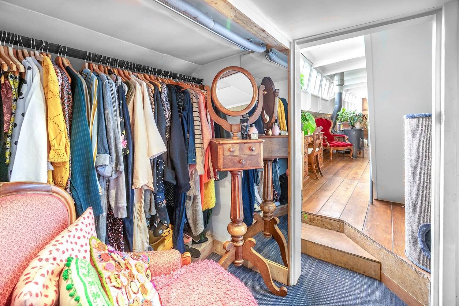 A Bohemian Houseboat On An Amsterdam Canal 11 bohemian houseboat amsterdam nordroom10 A Bohemian Houseboat On An Amsterdam Canal
