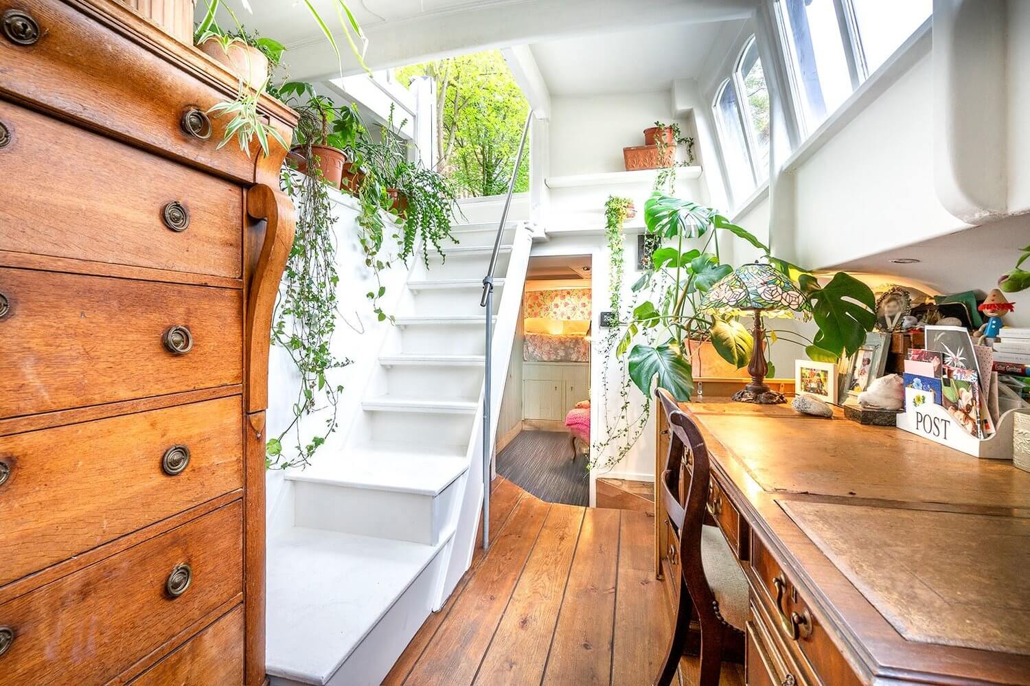 A Bohemian Houseboat On An Amsterdam Canal 8 bohemian houseboat amsterdam nordroom7 A Bohemian Houseboat On An Amsterdam Canal