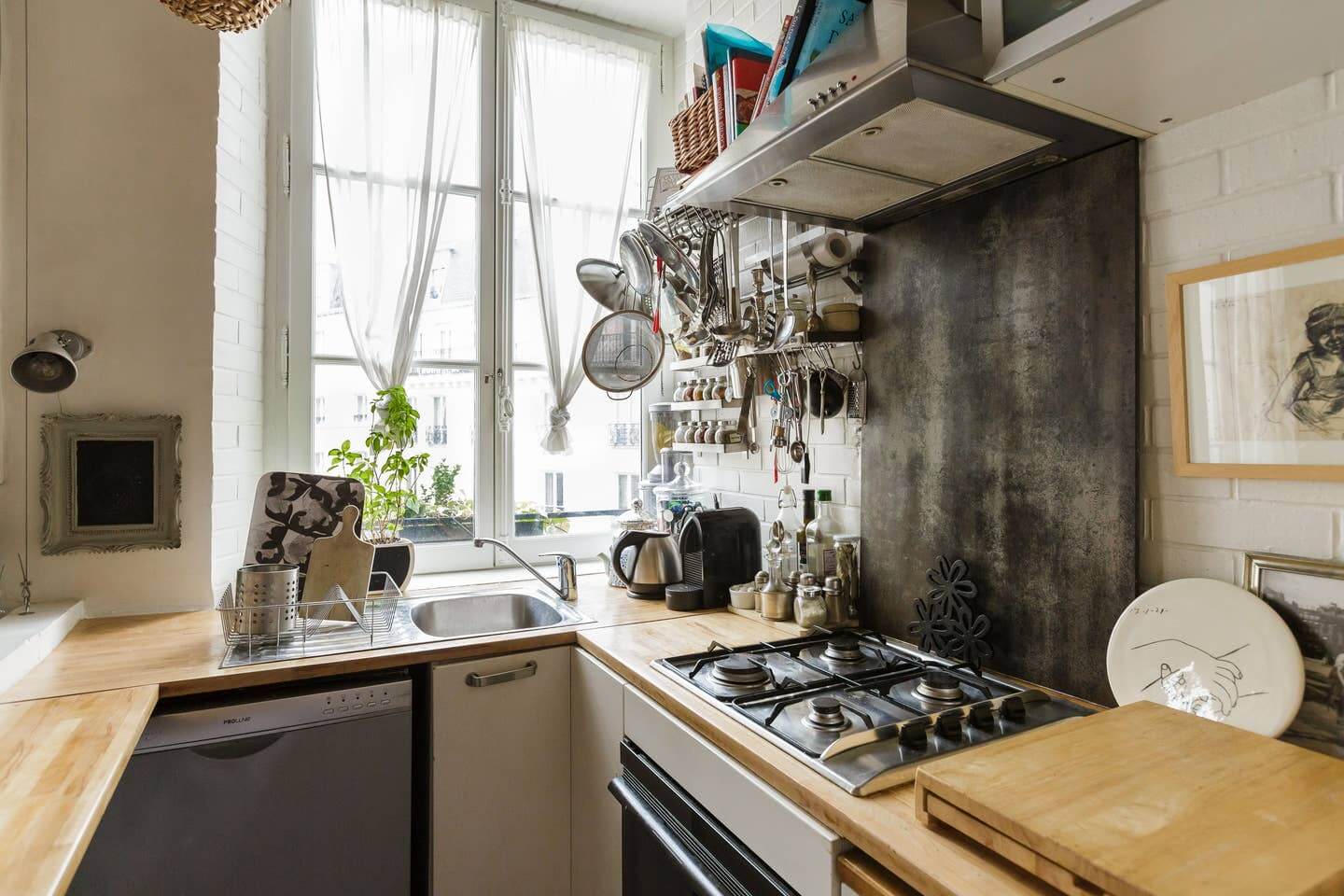 A Cozy Airbnb Apartment in an 18th-Century Building in Paris 6 18th century paris airbnb apartment nordroom5 A Cozy Airbnb Apartment in an 18th-Century Building in Paris