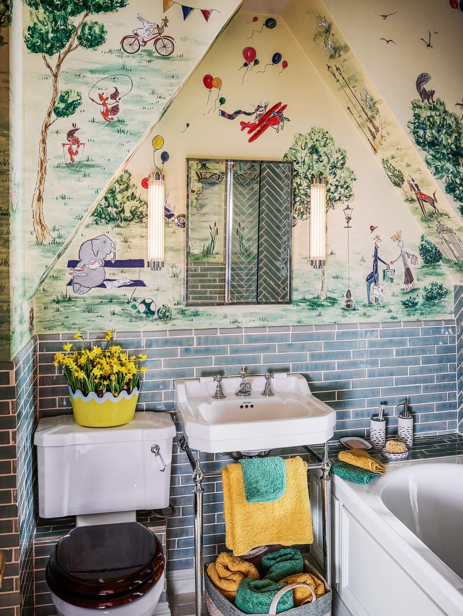 A Colorful London Home with De Gournay Wallpaper in Every Room 5 colorful london home de gournay wallpaper nordroom4 A Colorful London Home with De Gournay Wallpaper in Every Room
