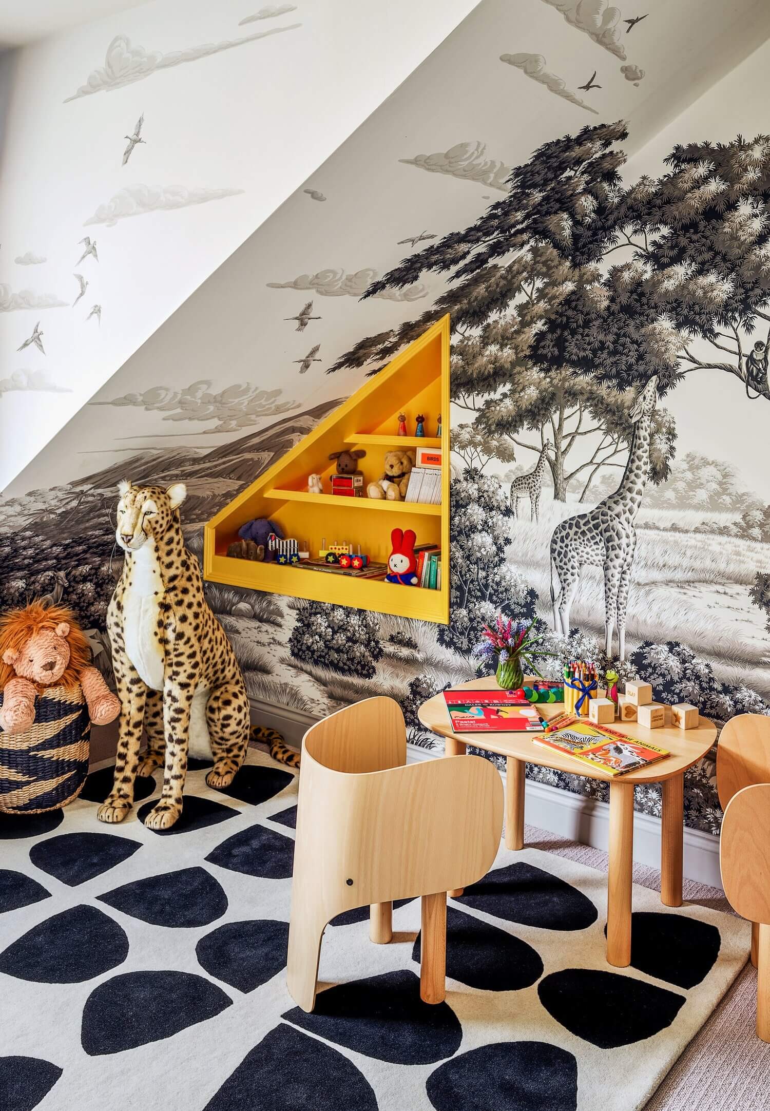 A Colorful London Home with De Gournay Wallpaper in Every Room 10 colorful london home de gournay wallpaper nordroom9 A Colorful London Home with De Gournay Wallpaper in Every Room