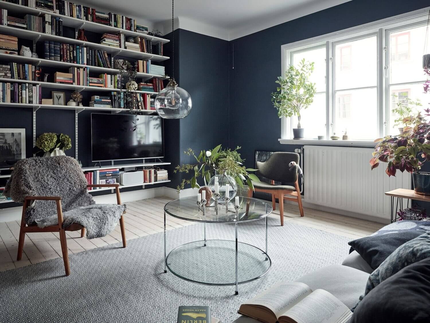 A Cozy Apartment With A Deep Blue Living Room 3 cozy apartment blue living room nordroom2 A Cozy Apartment With A Deep Blue Living Room