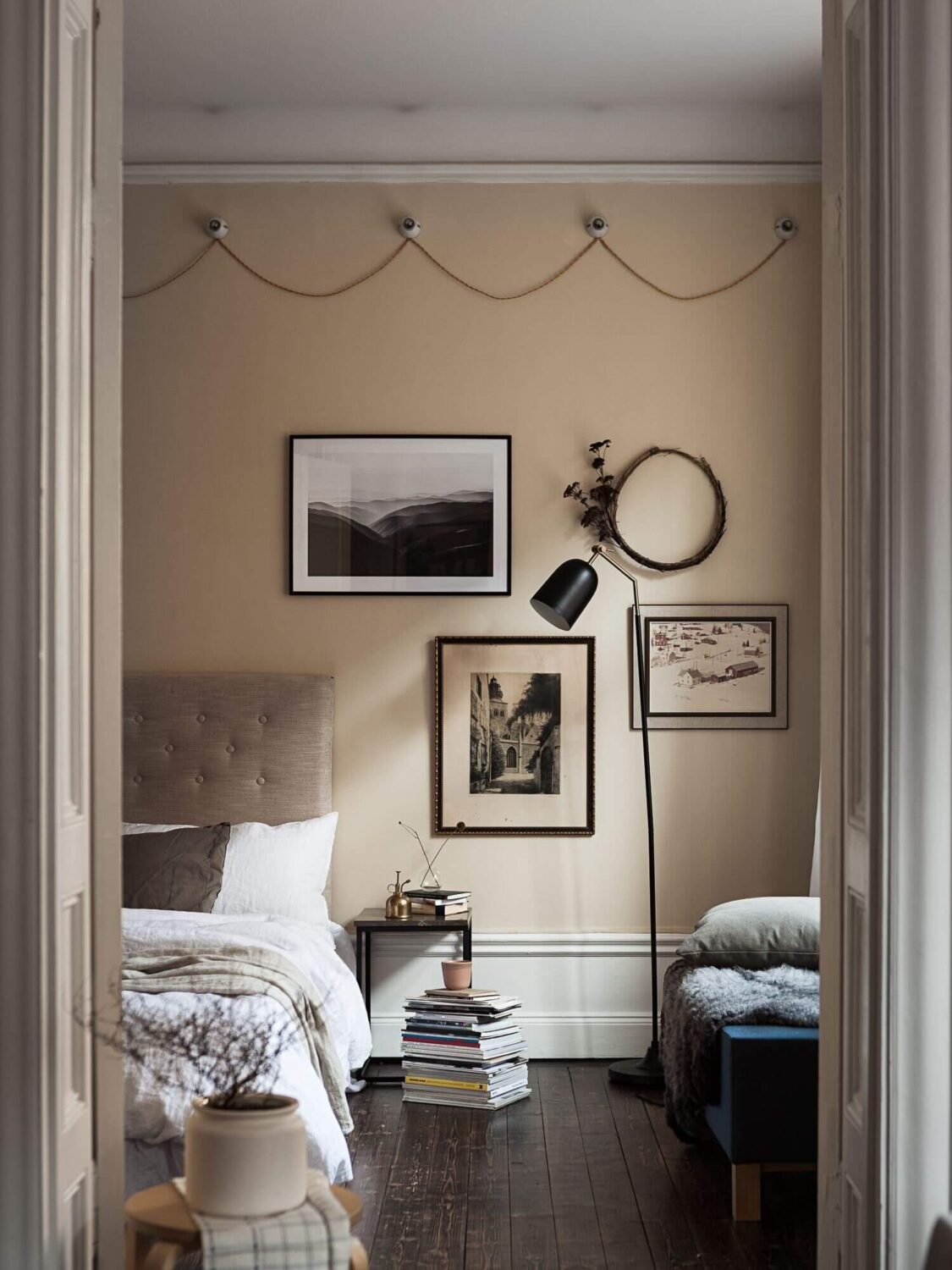 The Best Warm Paint Colors for a Bedroom 46 earth-tones-scandinavian-apartment-nordroom8