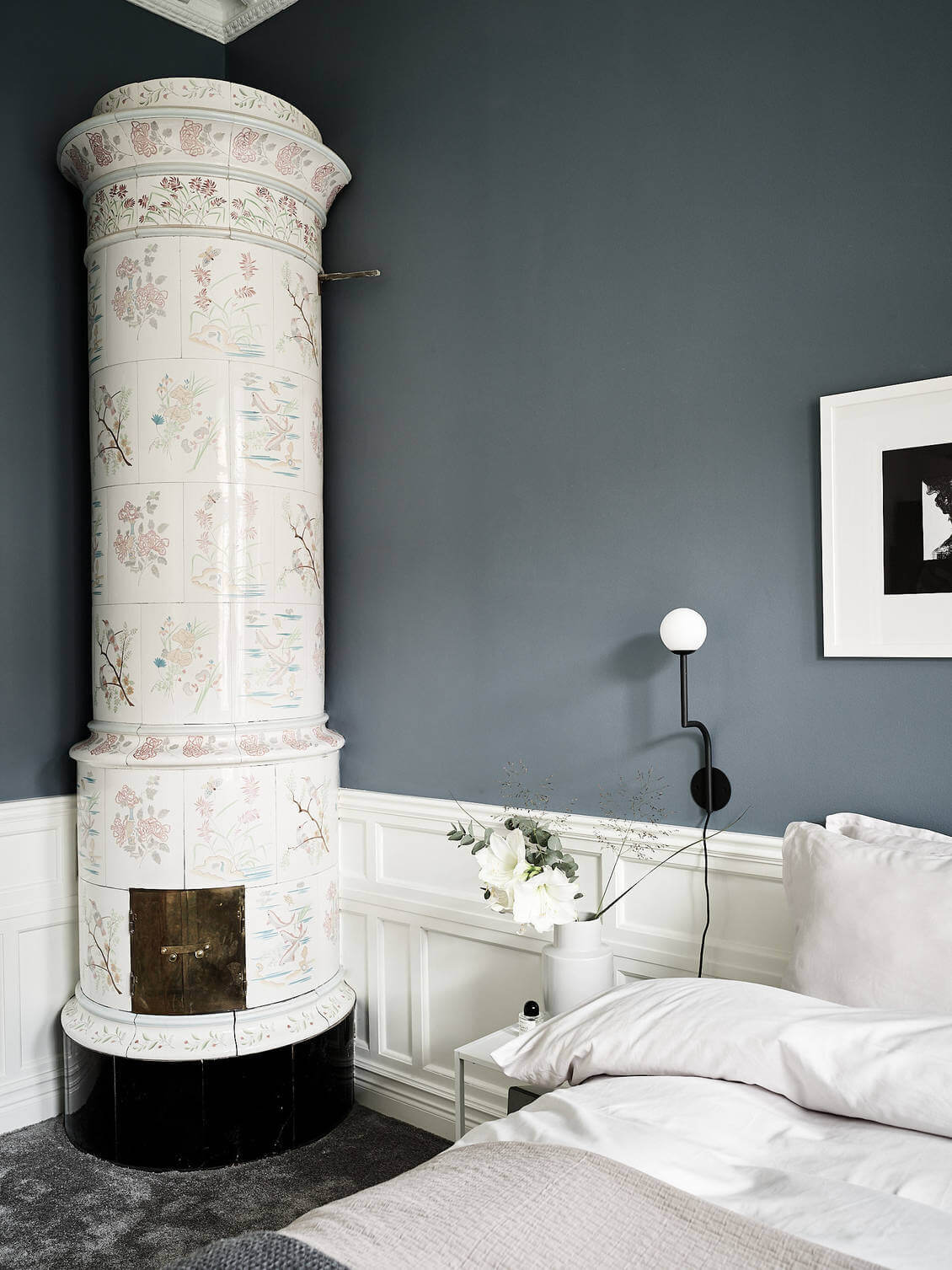 Calm Color Tones in a Scandinavian Apartment with Black Kitchen 14 scandinavian apartment black kitchen nordroom13 Calm Color Tones in a Scandinavian Apartment with Black Kitchen