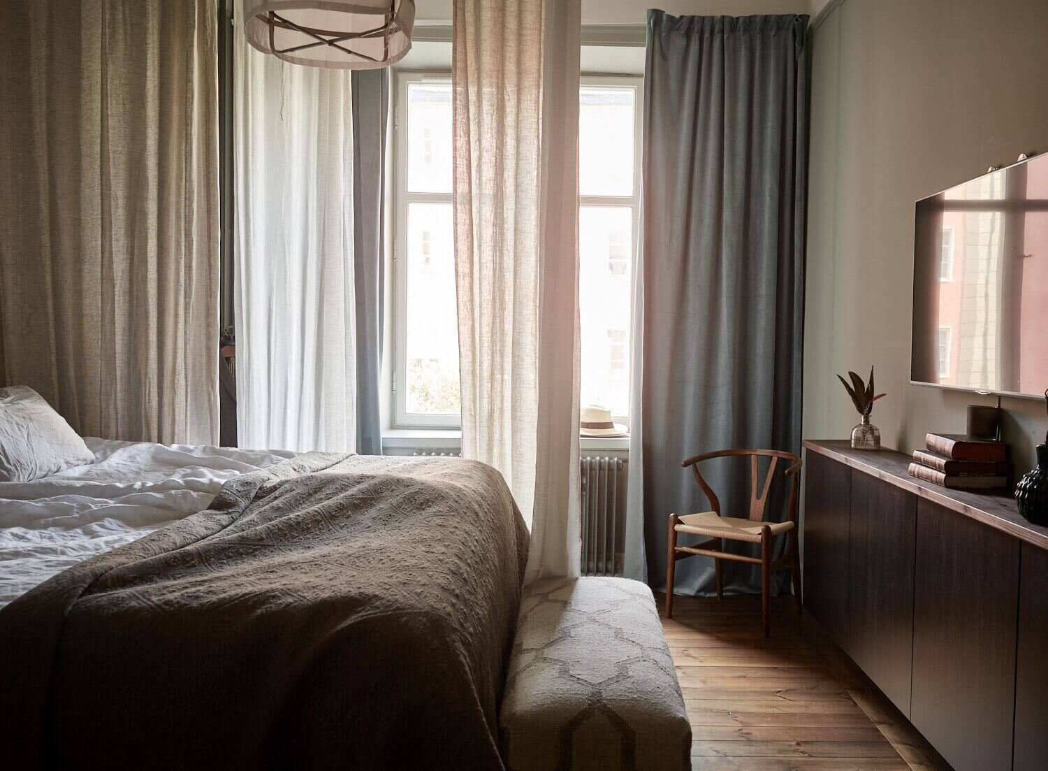A Warm Scandinavian Apartment Decorated in Brown Tones 7 brown scandinavian apartment nordroom6 A Warm Scandinavian Apartment Decorated in Brown Tones