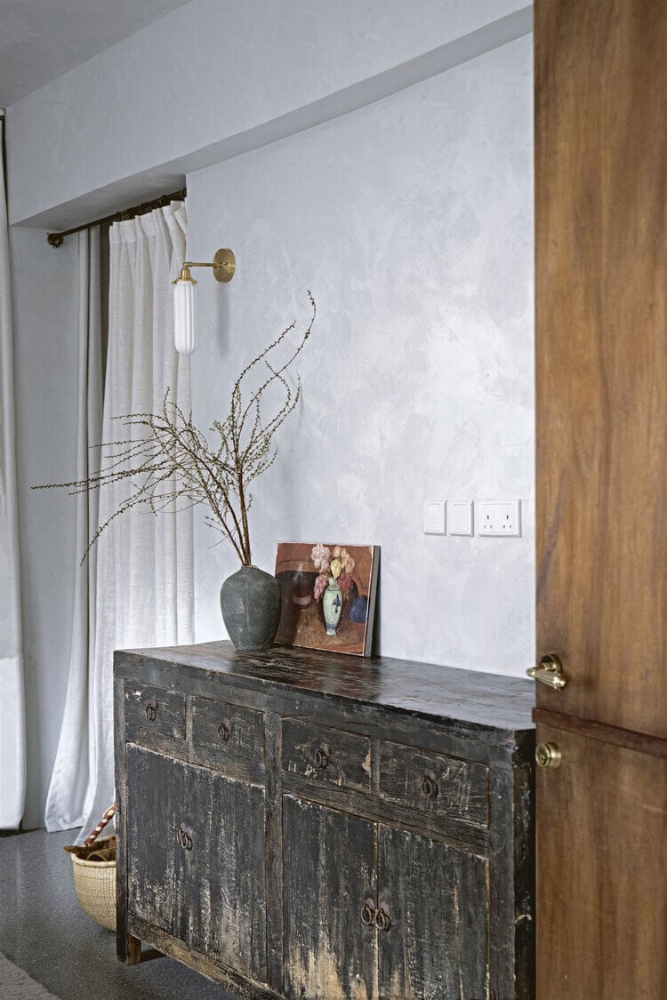 Mandy Lee's Serene Apartment in Hong Kong with a Moody Kitchen 10 ASereneApartmentinHongKongwithaDramaticKitchen TheNordroom9 Mandy Lee's Serene Apartment in Hong Kong with a Moody Kitchen
