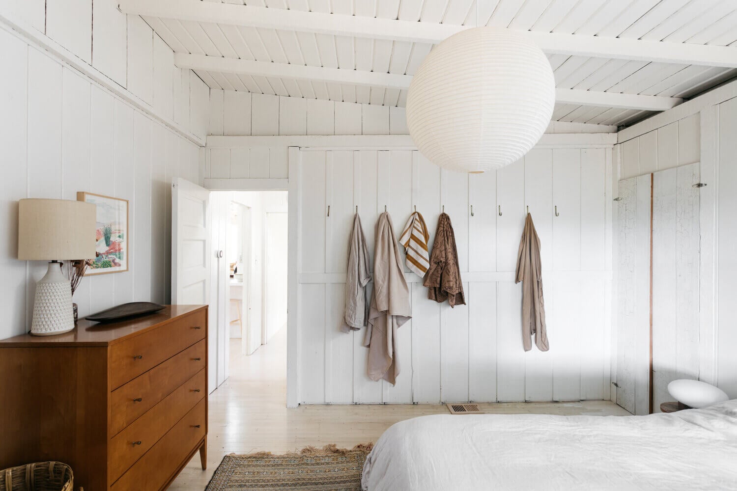 A Serene and Light Vintage Cabin in Topanga Canyon 11 serene vintage cabin topanga canyon nordroom10 A Serene and Light Vintage Cabin in Topanga Canyon