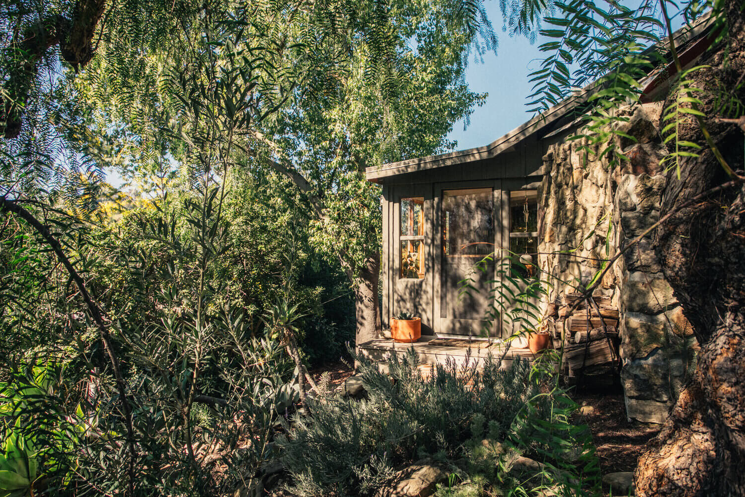 A Serene and Light Vintage Cabin in Topanga Canyon 15 serene vintage cabin topanga canyon nordroom14 A Serene and Light Vintage Cabin in Topanga Canyon