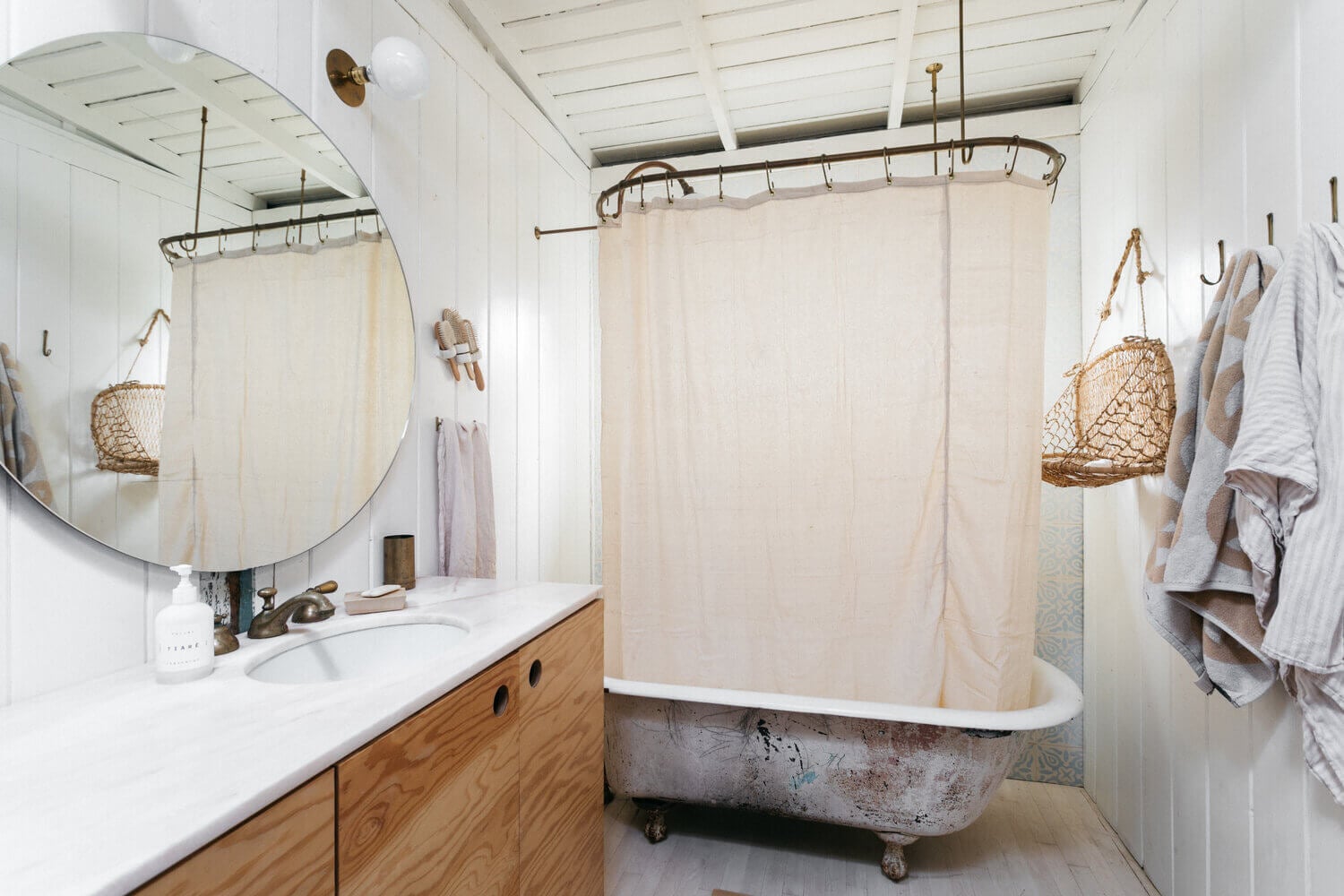 A Serene and Light Vintage Cabin in Topanga Canyon 9 serene vintage cabin topanga canyon nordroom8 A Serene and Light Vintage Cabin in Topanga Canyon