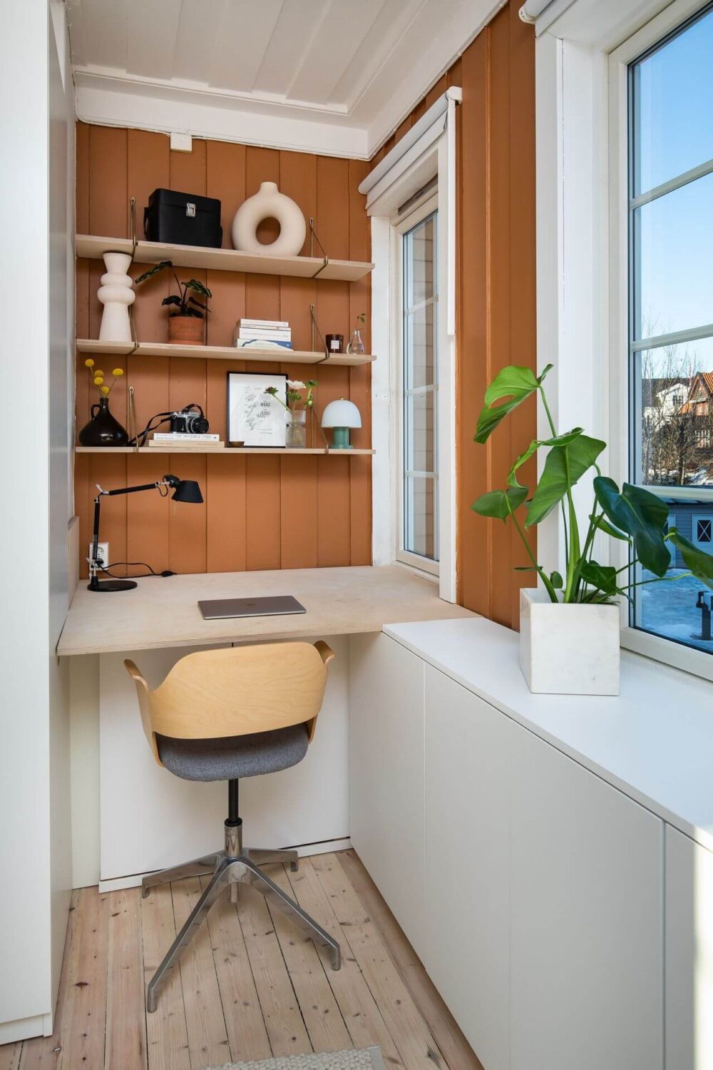 40+ Inspiring Small Home Office Ideas 4 tiny-home-office-shelves-brown-accent-wall-small-home-office-nordroom