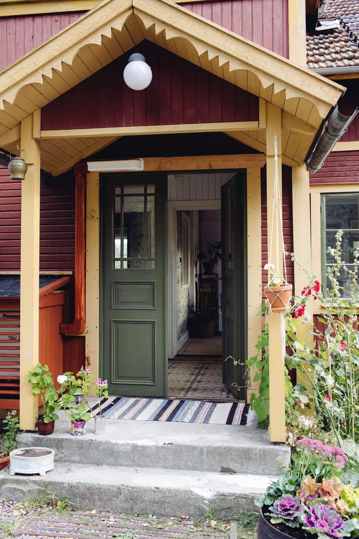 A Cozy Vintage Look For a Traditional Swedish Home 2 FloralsandOriginalDetailsinaTraditionalSwedishHome TheNordroom1 A Cozy Vintage Look For a Traditional Swedish Home