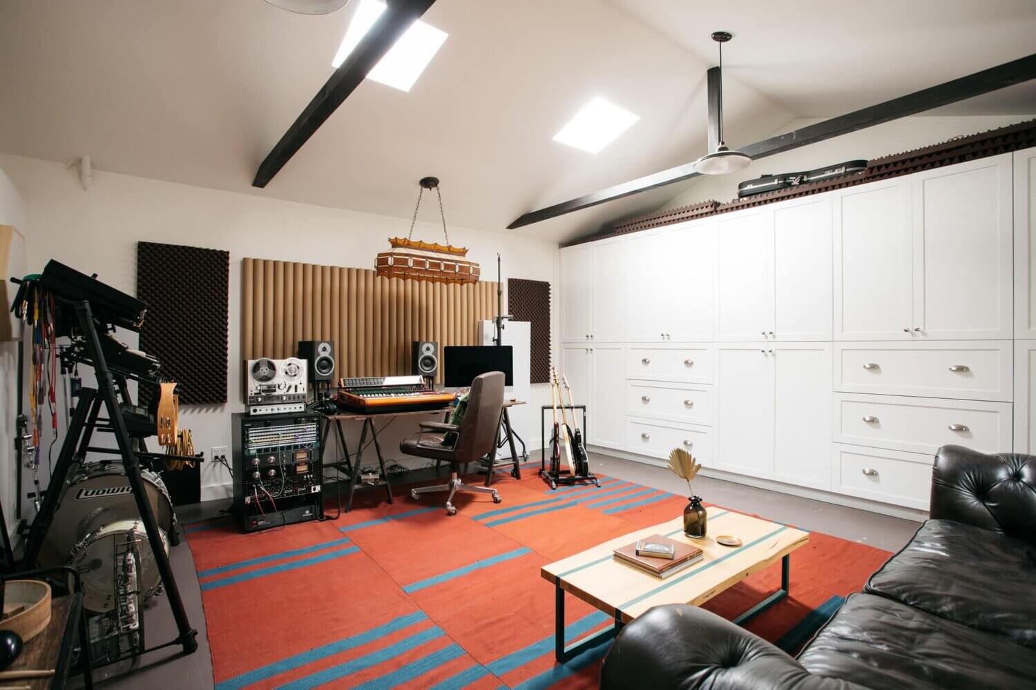 A Lovely Hollywood Hills Home with a Celebrity History 31 hollywood hills home matt helders zooey deschanel mark ruffalo nordroom31 A Lovely Hollywood Hills Home with a Celebrity History