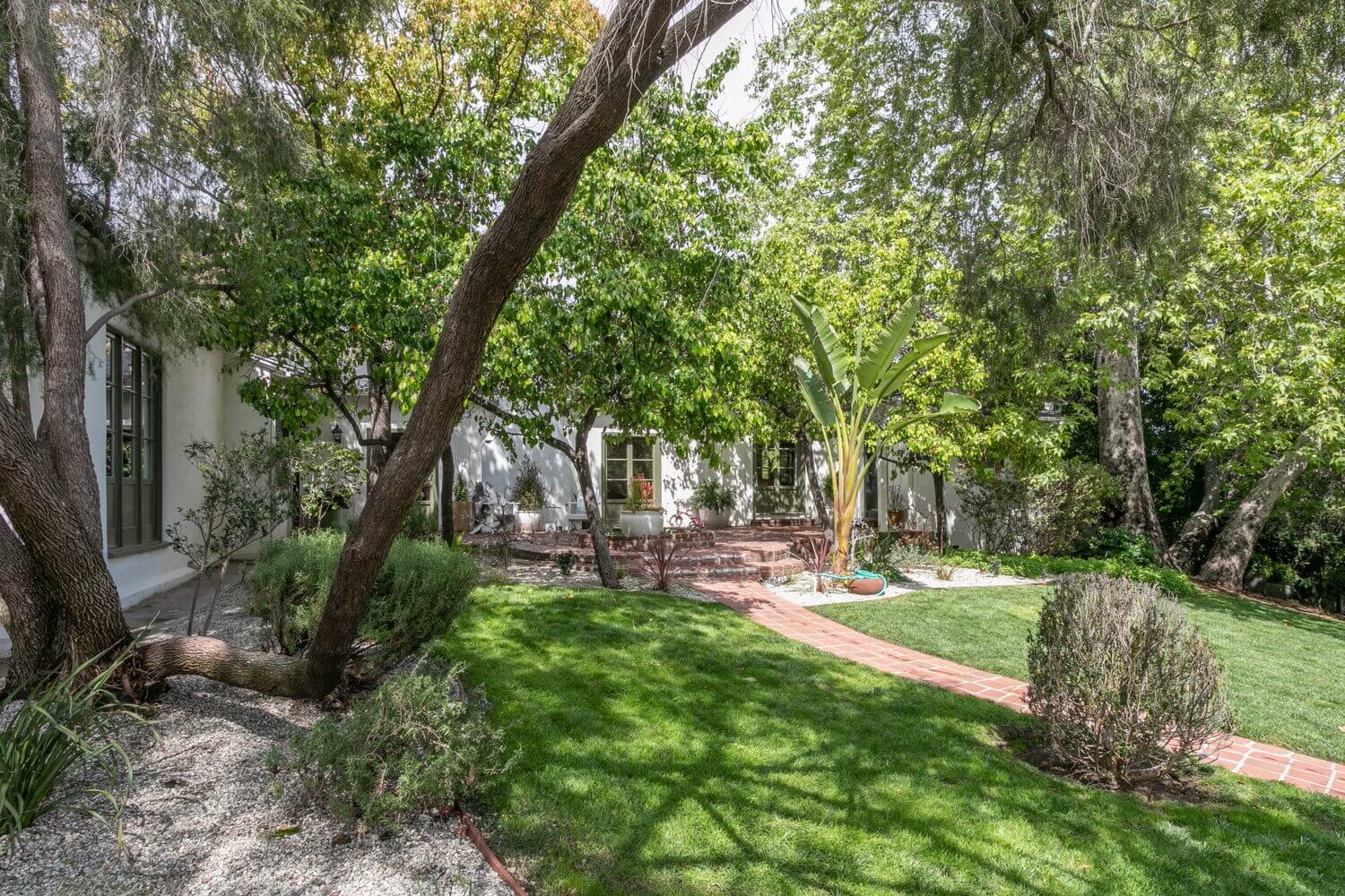 A Lovely Hollywood Hills Home with a Celebrity History 35 hollywood hills home matt helders zooey deschanel mark ruffalo nordroom35 A Lovely Hollywood Hills Home with a Celebrity History