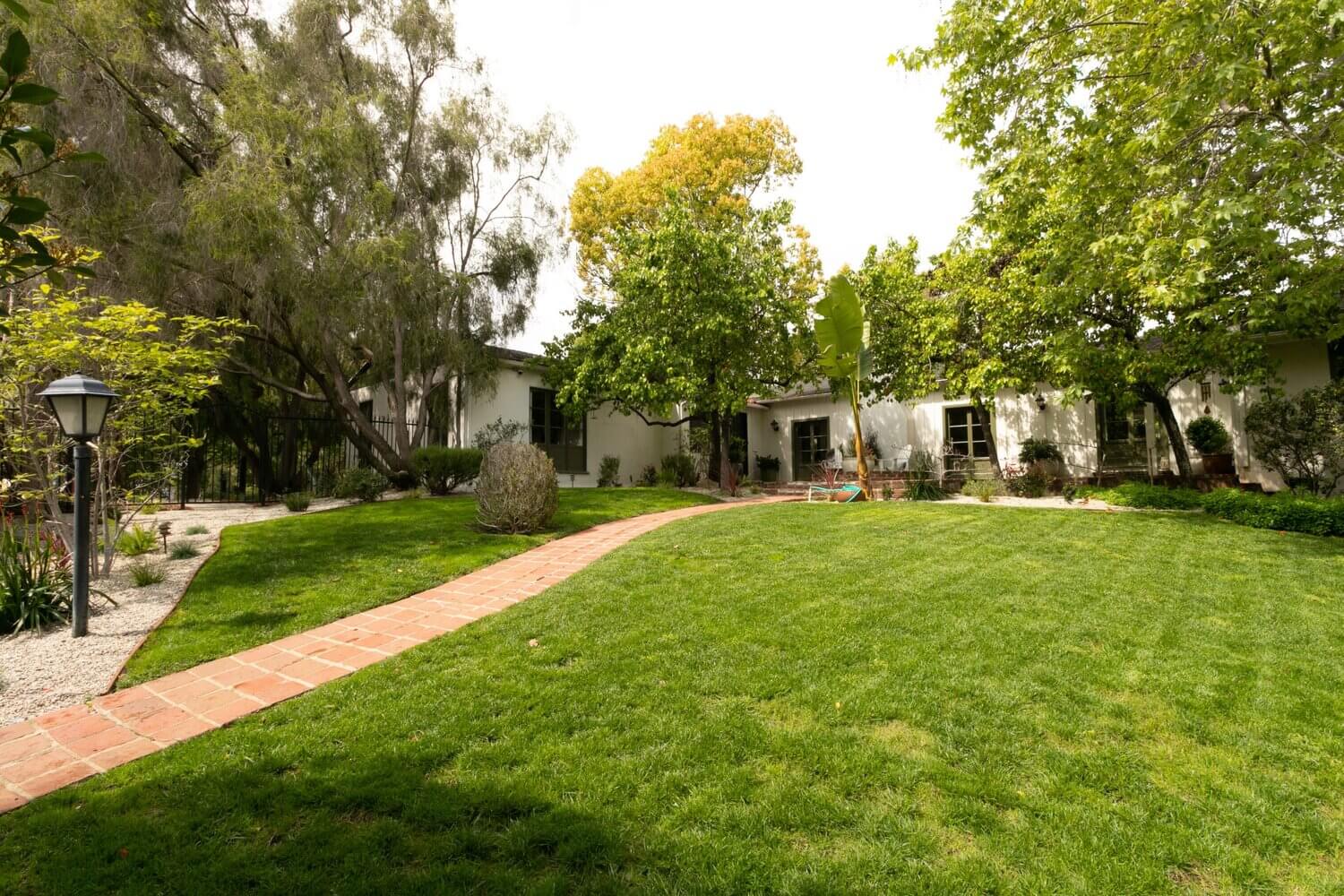 A Lovely Hollywood Hills Home with a Celebrity History 39 hollywood hills home matt helders zooey deschanel mark ruffalo nordroom40 A Lovely Hollywood Hills Home with a Celebrity History