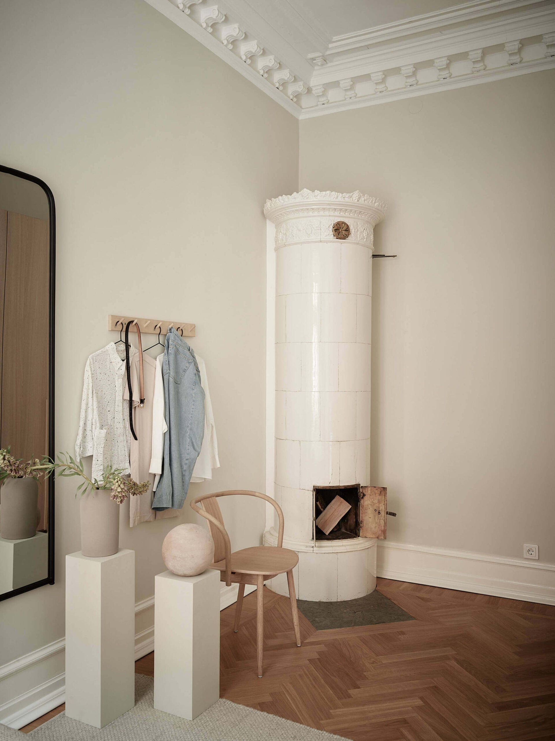 A Serene Beige Apartment with Original Details 11 ABeigeSereneApartmentwithOriginalDetails TheNordroom10 scaled A Serene Beige Apartment with Original Details