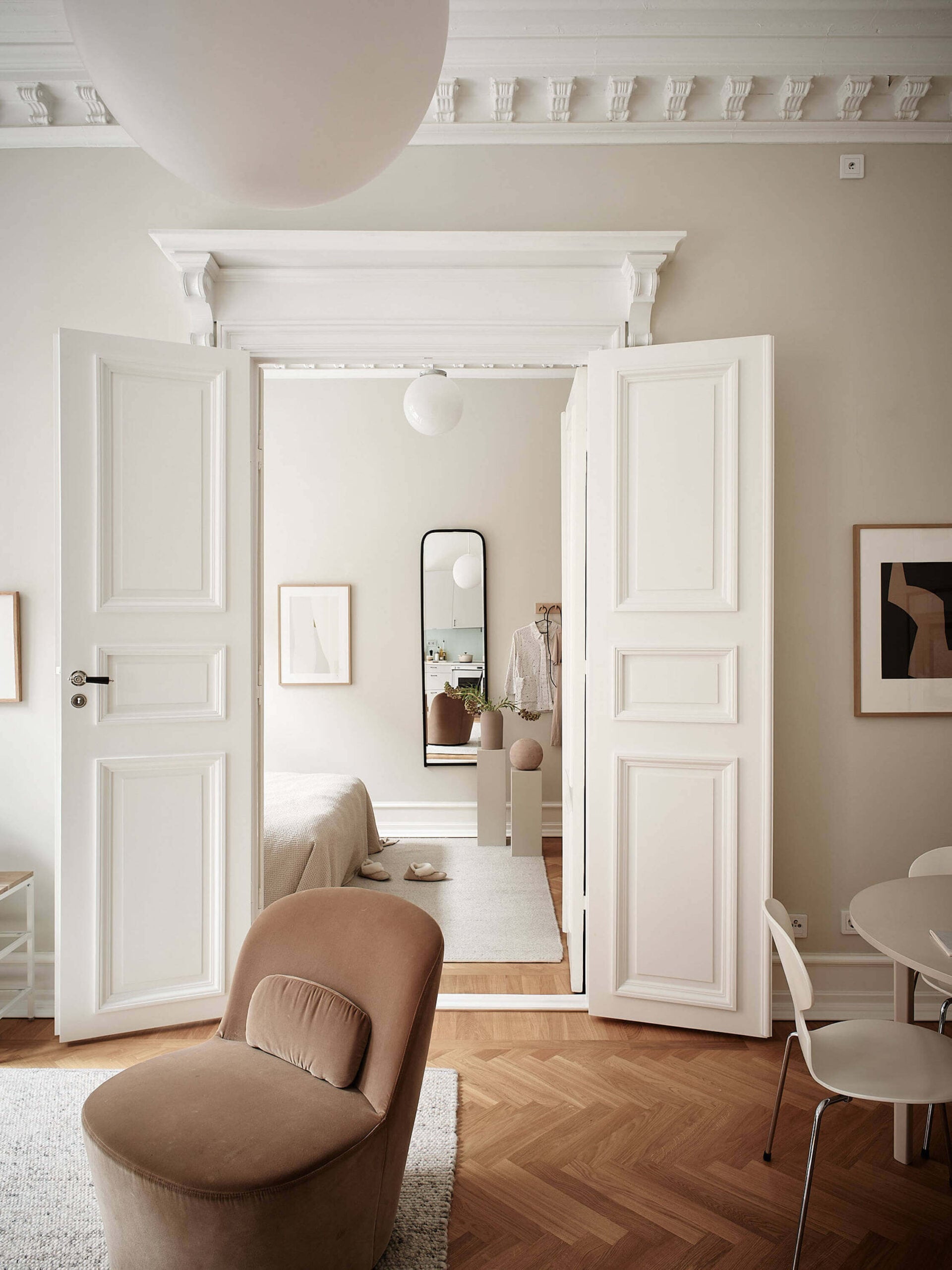 A Serene Beige Apartment with Original Details 10 ABeigeSereneApartmentwithOriginalDetails TheNordroom9 scaled A Serene Beige Apartment with Original Details