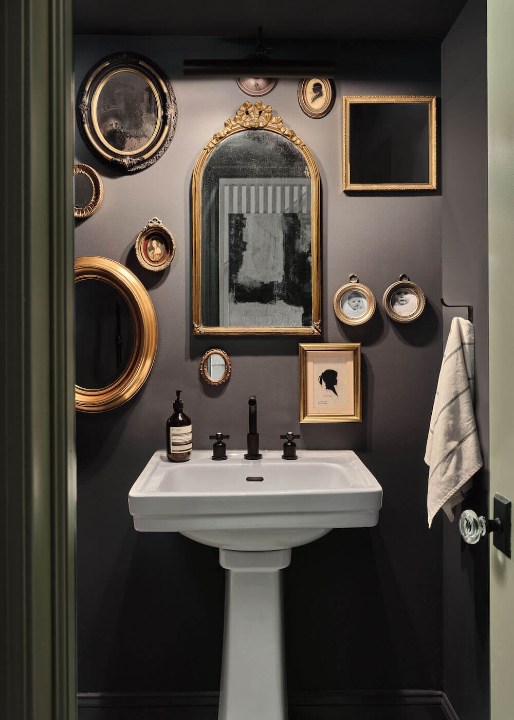 A Warm Brooklyn Brownstone Filled with Interesting Home Decor Ideas 16 warm brooklyn brownstone nordroom15 A Warm Brooklyn Brownstone Filled with Interesting Home Decor Ideas
