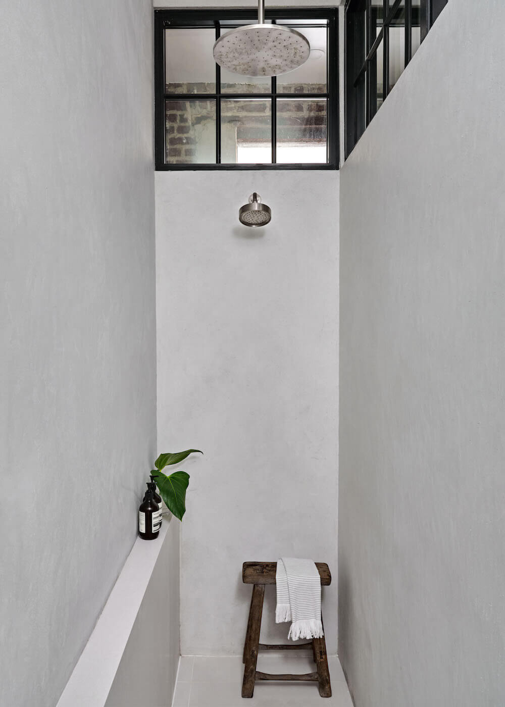 A Warm Brooklyn Brownstone Filled with Interesting Home Decor Ideas 21 warm brooklyn brownstone nordroom20 A Warm Brooklyn Brownstone Filled with Interesting Home Decor Ideas