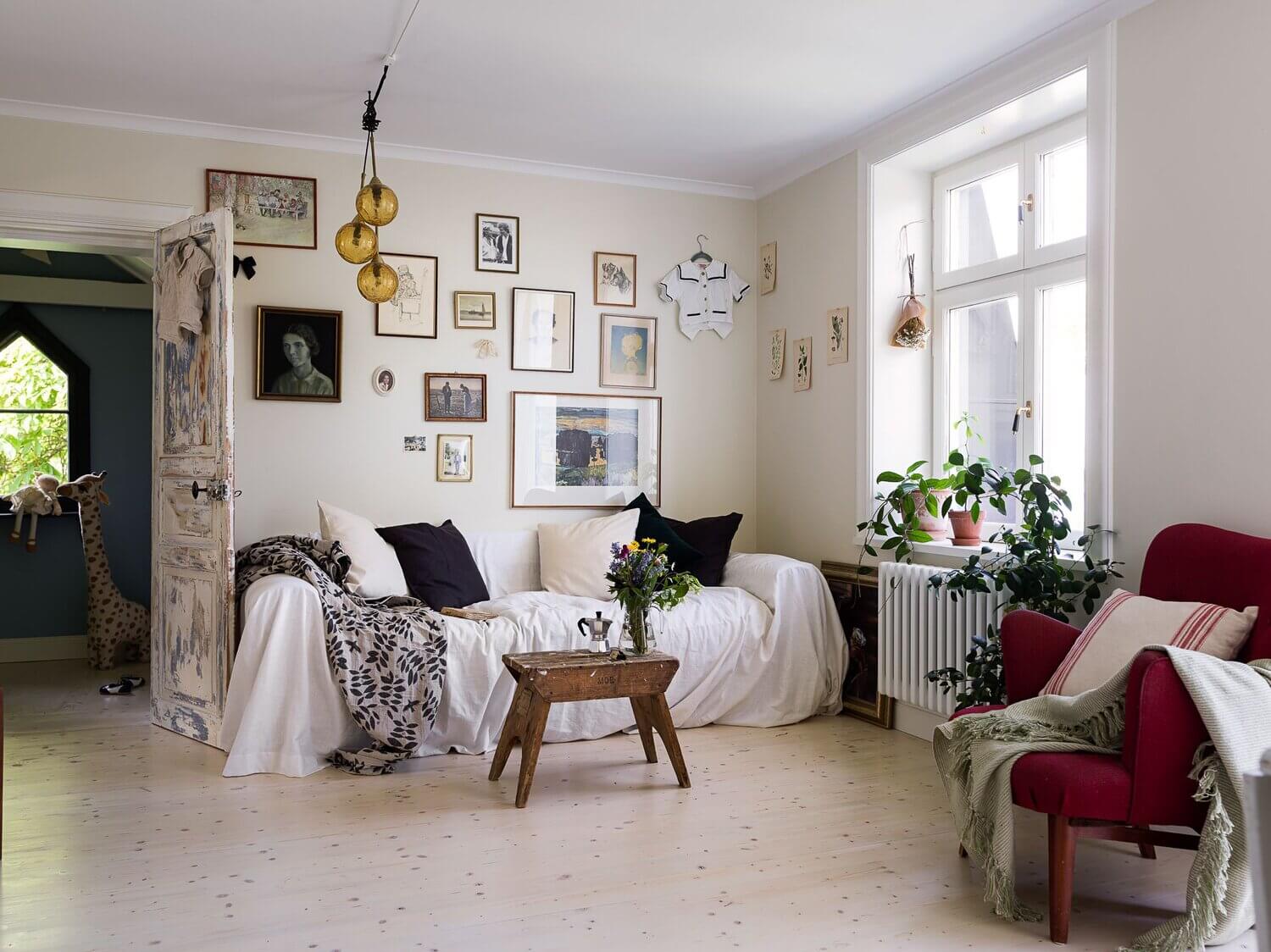 A Vintage Apartment with a Black Kitchen in Sweden 1 AVintageApartmentwithaBlackKitcheninSweden TheNordroom A Vintage Apartment with a Black Kitchen in Sweden