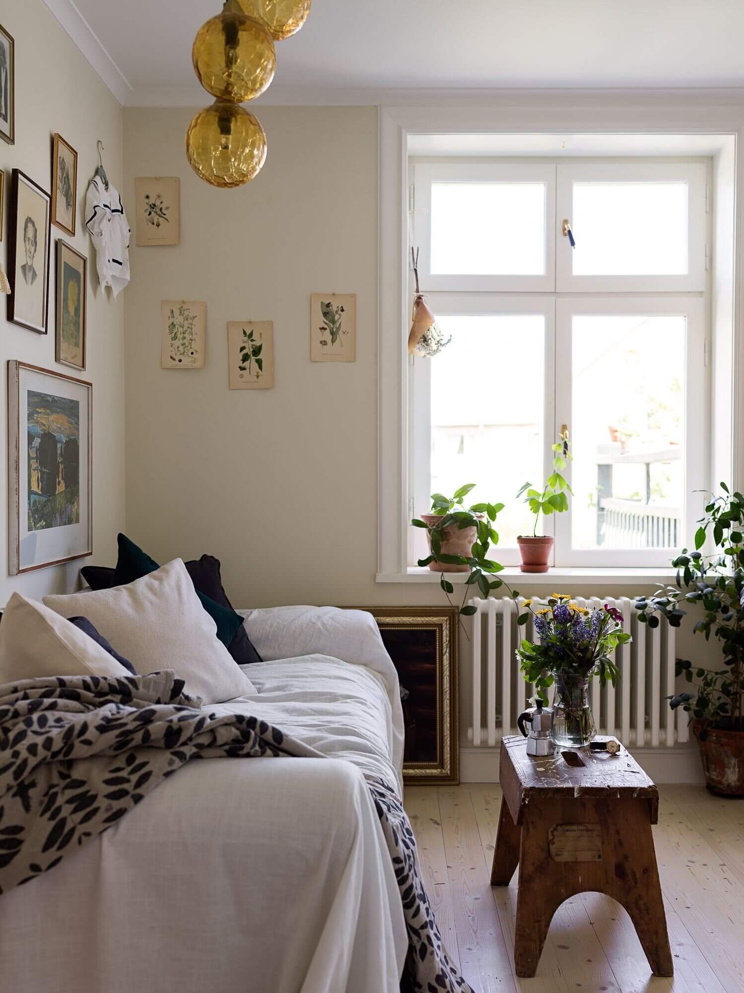 A Vintage Apartment with a Black Kitchen in Sweden 2 AVintageApartmentwithaBlackKitcheninSweden TheNordroom1 A Vintage Apartment with a Black Kitchen in Sweden
