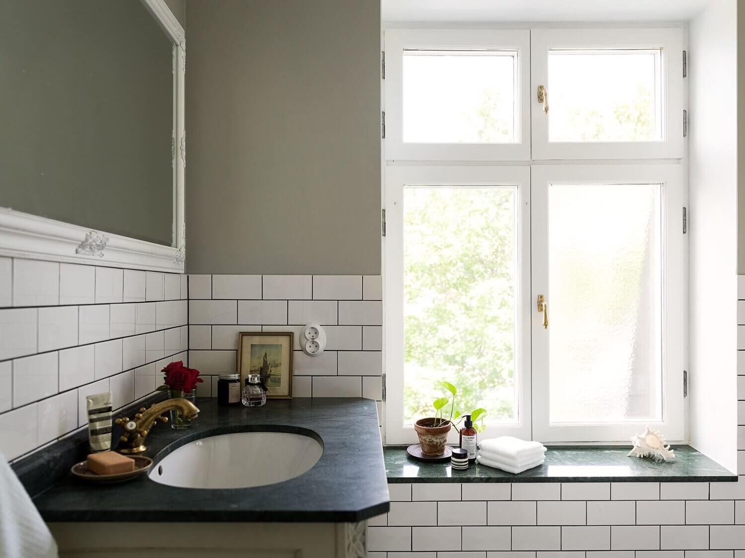 A Vintage Apartment with a Black Kitchen in Sweden 16 AVintageApartmentwithaBlackKitcheninSweden TheNordroom15 A Vintage Apartment with a Black Kitchen in Sweden