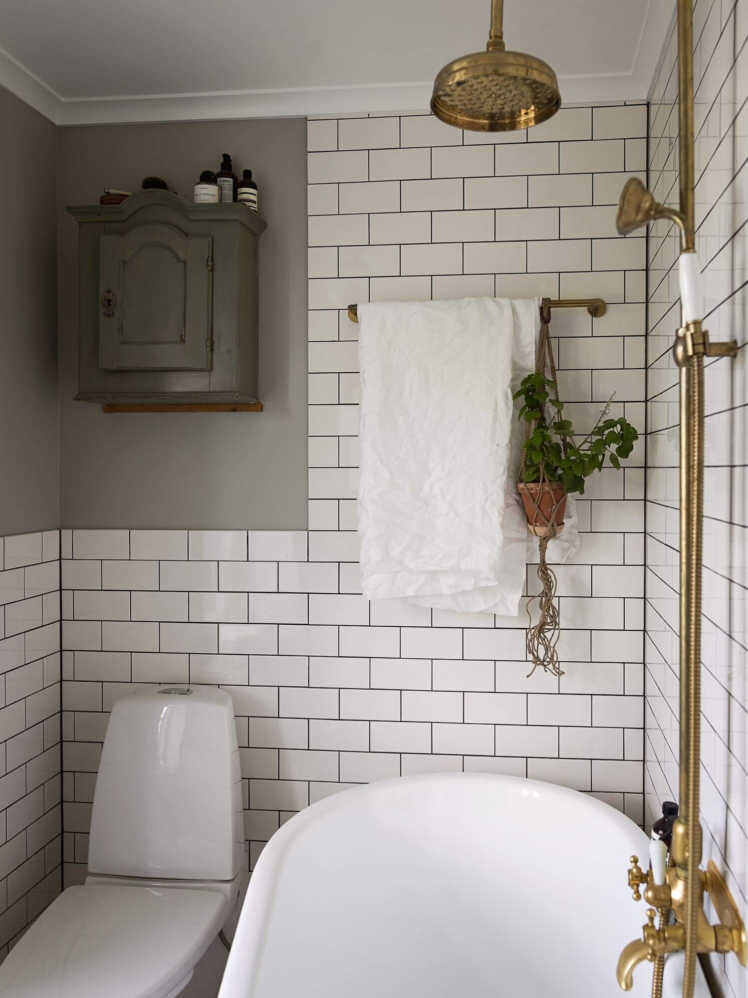A Vintage Apartment with a Black Kitchen in Sweden 17 AVintageApartmentwithaBlackKitcheninSweden TheNordroom16 A Vintage Apartment with a Black Kitchen in Sweden