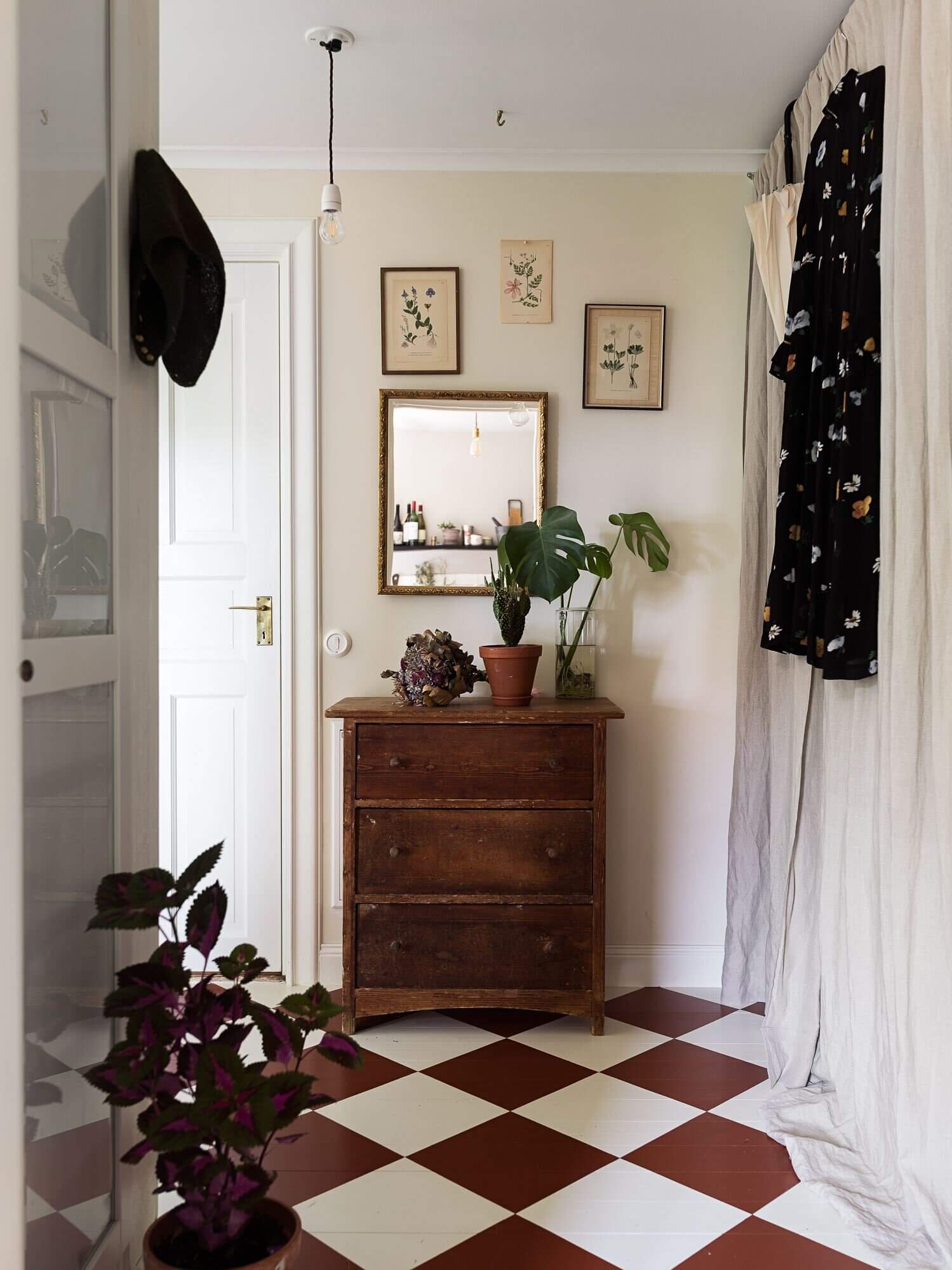 A Vintage Apartment with a Black Kitchen in Sweden 18 AVintageApartmentwithaBlackKitcheninSweden TheNordroom17 A Vintage Apartment with a Black Kitchen in Sweden