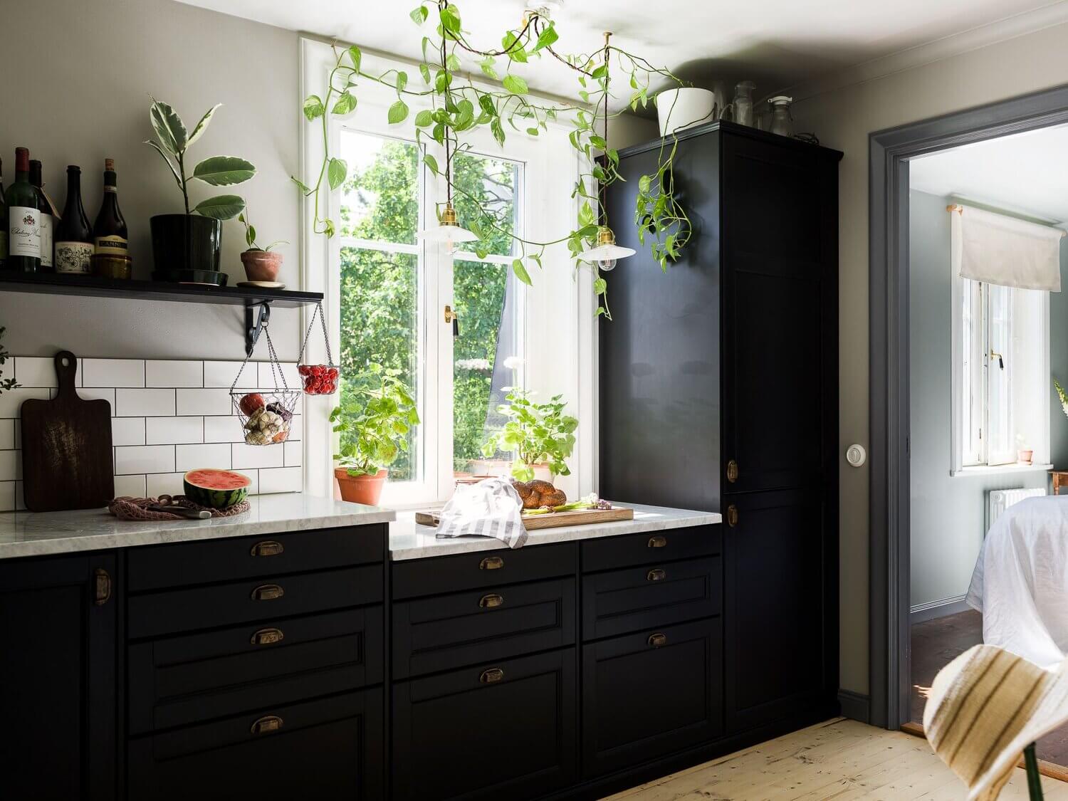 A Vintage Apartment with a Black Kitchen in Sweden 5 AVintageApartmentwithaBlackKitcheninSweden TheNordroom4 A Vintage Apartment with a Black Kitchen in Sweden