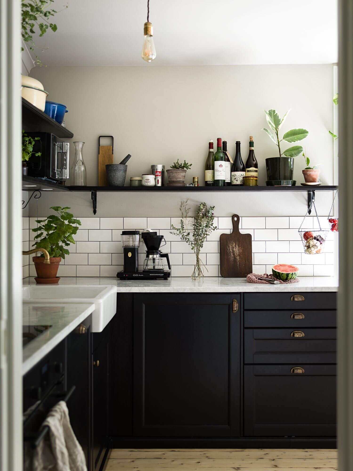 A Vintage Apartment with a Black Kitchen in Sweden 6 AVintageApartmentwithaBlackKitcheninSweden TheNordroom5 A Vintage Apartment with a Black Kitchen in Sweden