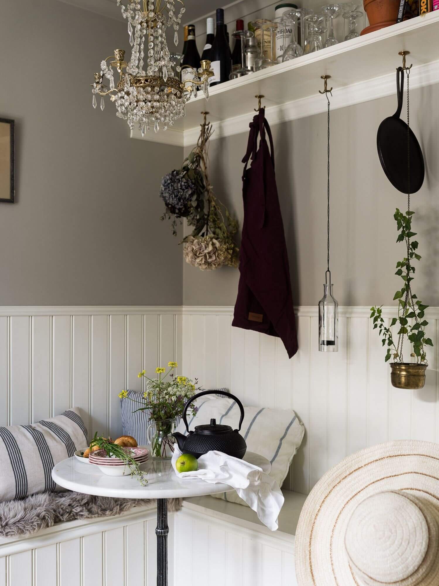 A Vintage Apartment with a Black Kitchen in Sweden 7 AVintageApartmentwithaBlackKitcheninSweden TheNordroom6 A Vintage Apartment with a Black Kitchen in Sweden