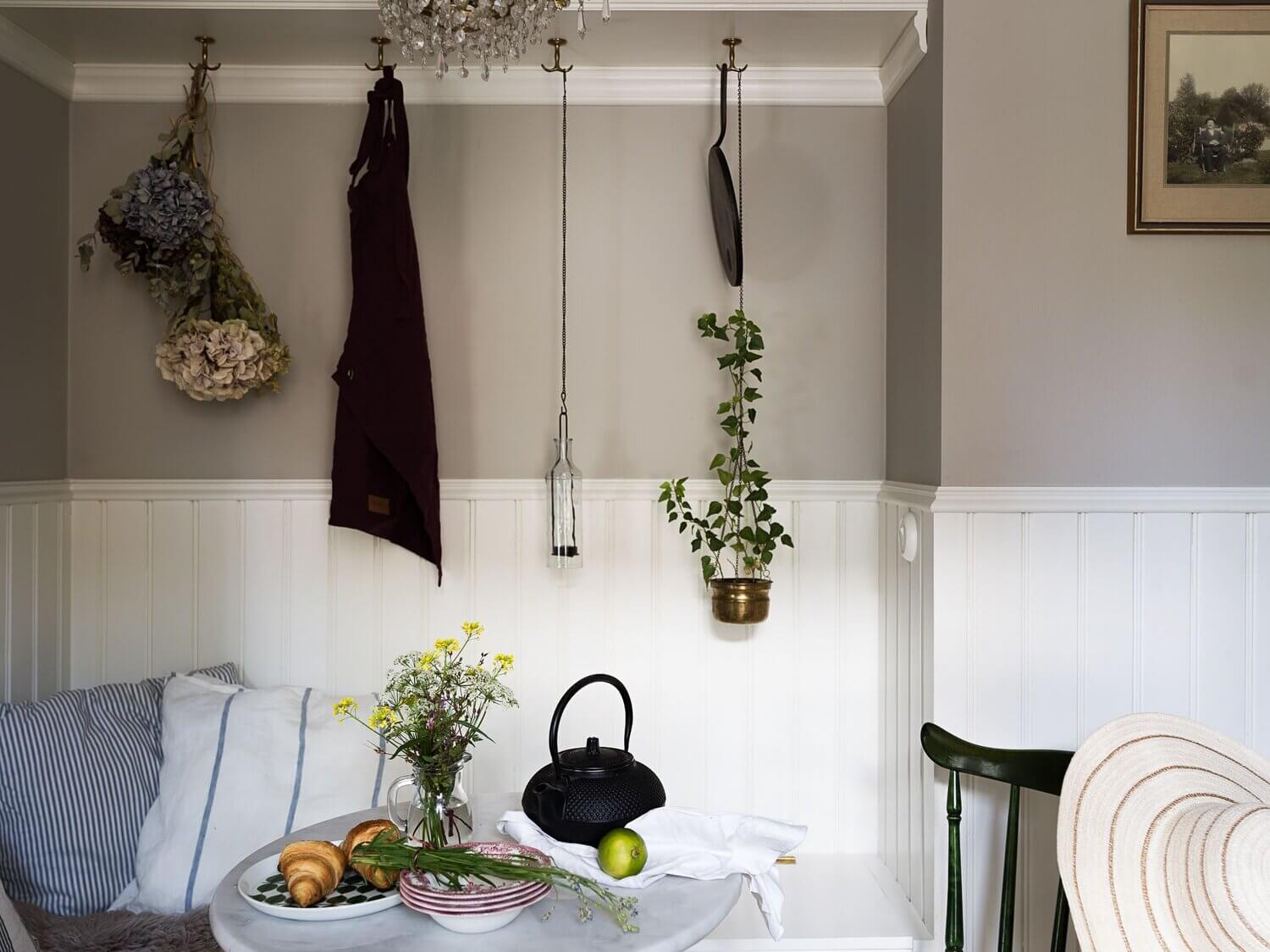 A Vintage Apartment with a Black Kitchen in Sweden 8 AVintageApartmentwithaBlackKitcheninSweden TheNordroom7 A Vintage Apartment with a Black Kitchen in Sweden