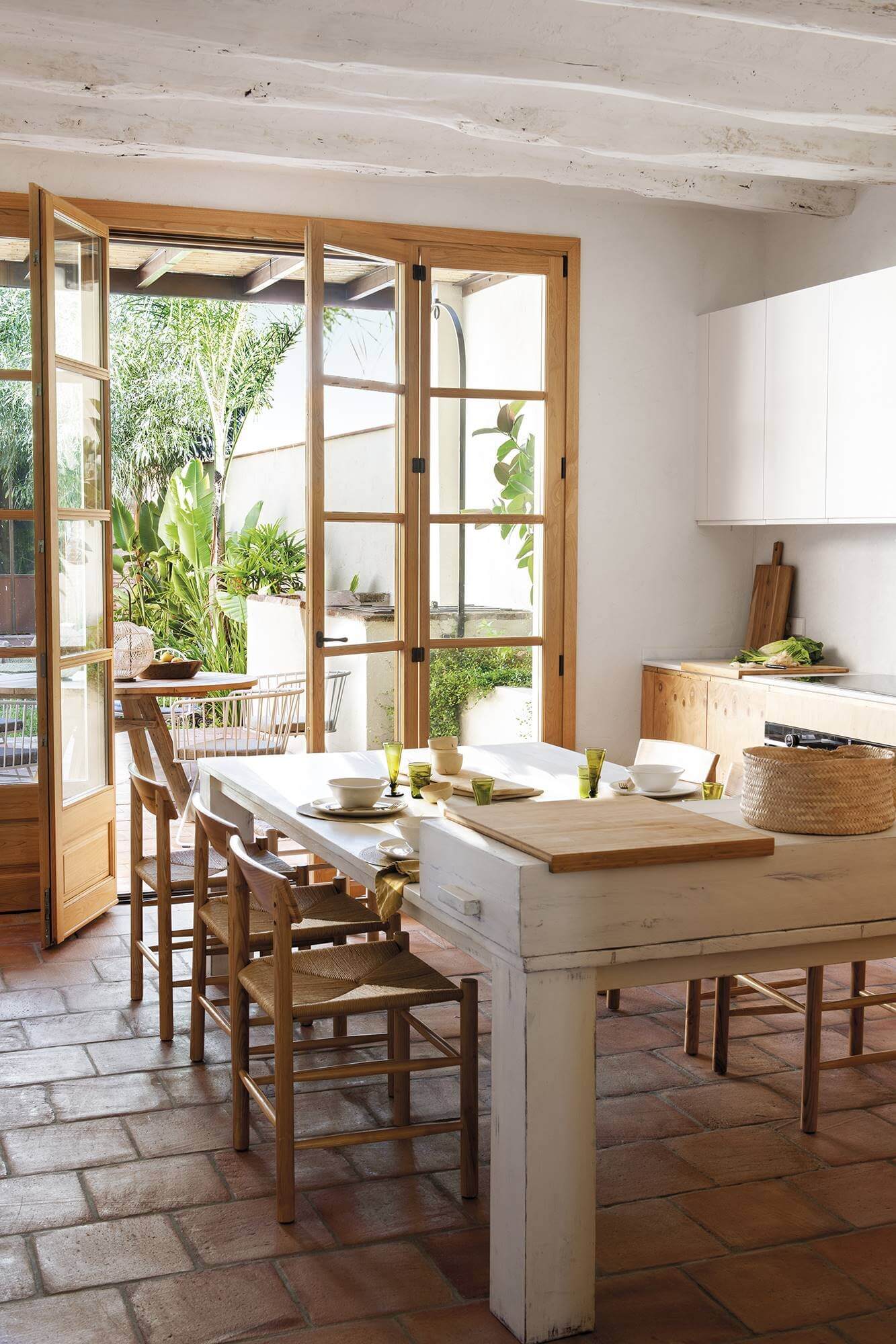 Natural Country Style in a 19th-Century Townhouse in Barcelona 3 natural country style 19th century townhouse barcelona nordroom2 Natural Country Style in a 19th-Century Townhouse in Barcelona