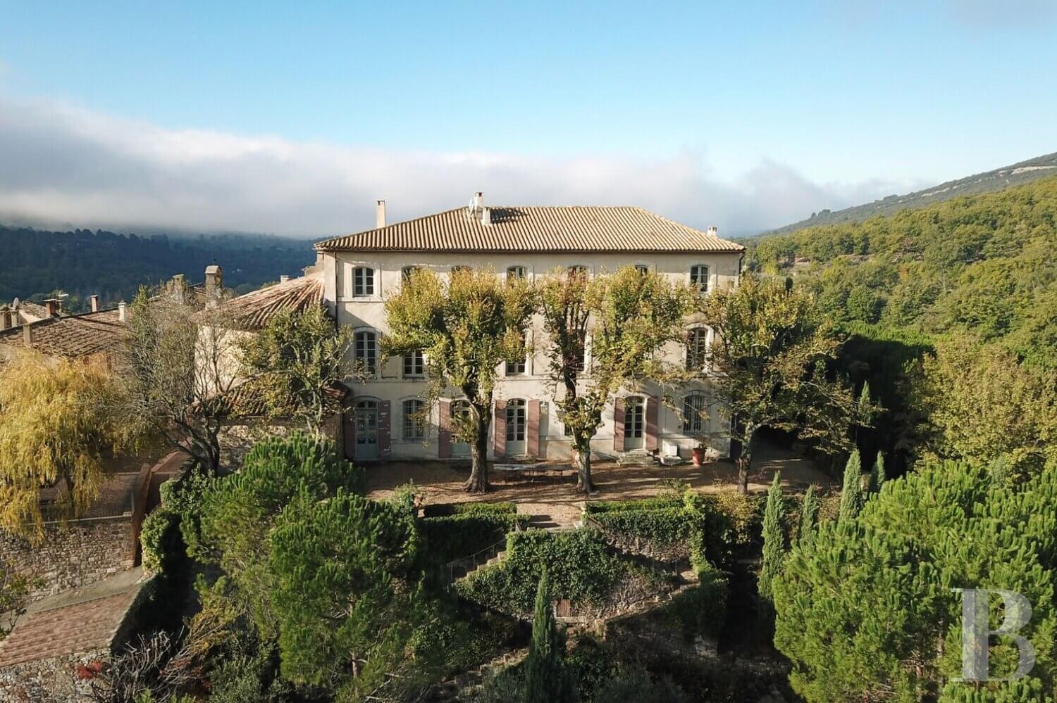 Unique Properties | An 18th-Century Chateau in Lubéron 2 18th century chateau luberon france nordroom1 Unique Properties | An 18th-Century Chateau in Lubéron