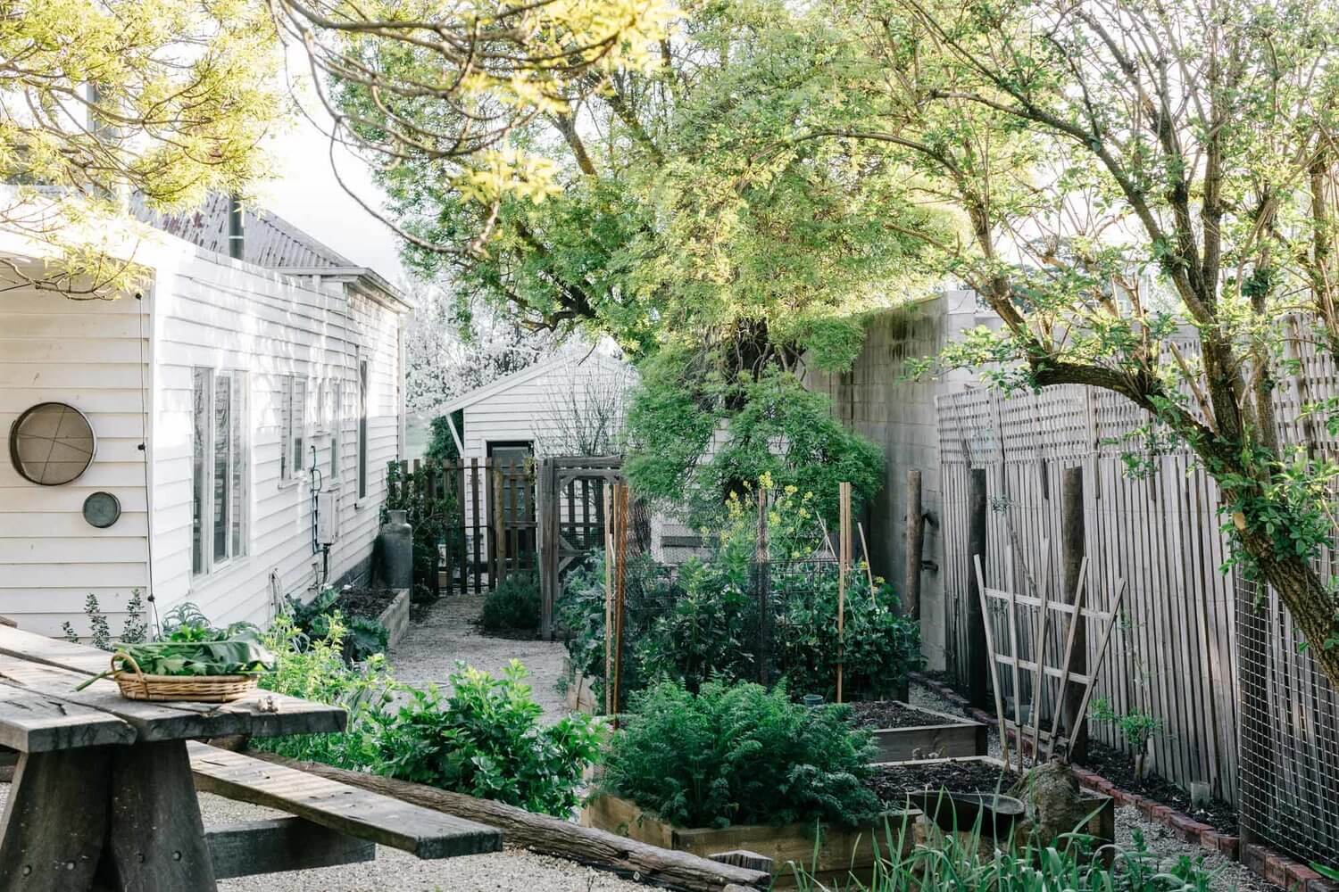 The White Vintage Weatherboard Cottage of an Interior Photographer 18 white vintage weatherboard cottage australia nordroom17 The White Vintage Weatherboard Cottage of an Interior Photographer