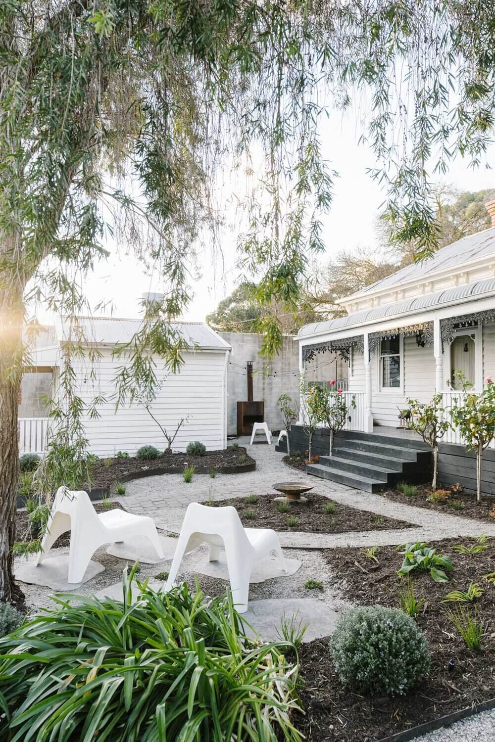 The White Vintage Weatherboard Cottage of an Interior Photographer 19 white vintage weatherboard cottage australia nordroom18 The White Vintage Weatherboard Cottage of an Interior Photographer