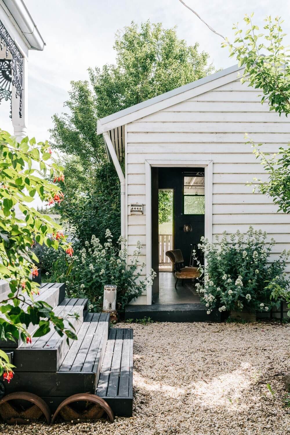 The White Vintage Weatherboard Cottage of an Interior Photographer 22 white vintage weatherboard cottage australia nordroom21 The White Vintage Weatherboard Cottage of an Interior Photographer