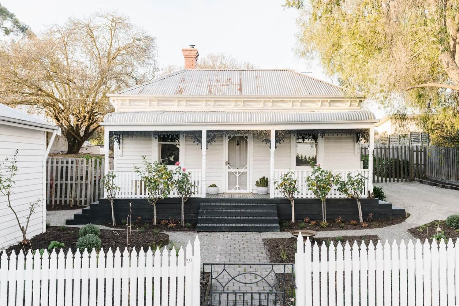 The White Vintage Weatherboard Cottage of an Interior Photographer 23 white vintage weatherboard cottage australia nordroom22 The White Vintage Weatherboard Cottage of an Interior Photographer