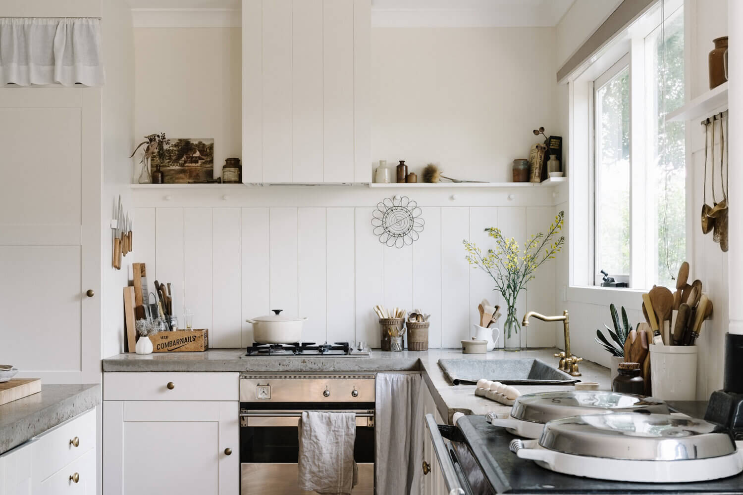 The White Vintage Weatherboard Cottage of an Interior Photographer 10 white vintage weatherboard cottage australia nordroom9 The White Vintage Weatherboard Cottage of an Interior Photographer