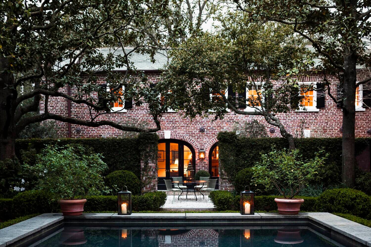 A Beautiful 19th-Century Carriage House Restoration in Charleston 1 19th century carriage house restoration charleston nordroom A Beautiful 19th-Century Carriage House Restoration in Charleston