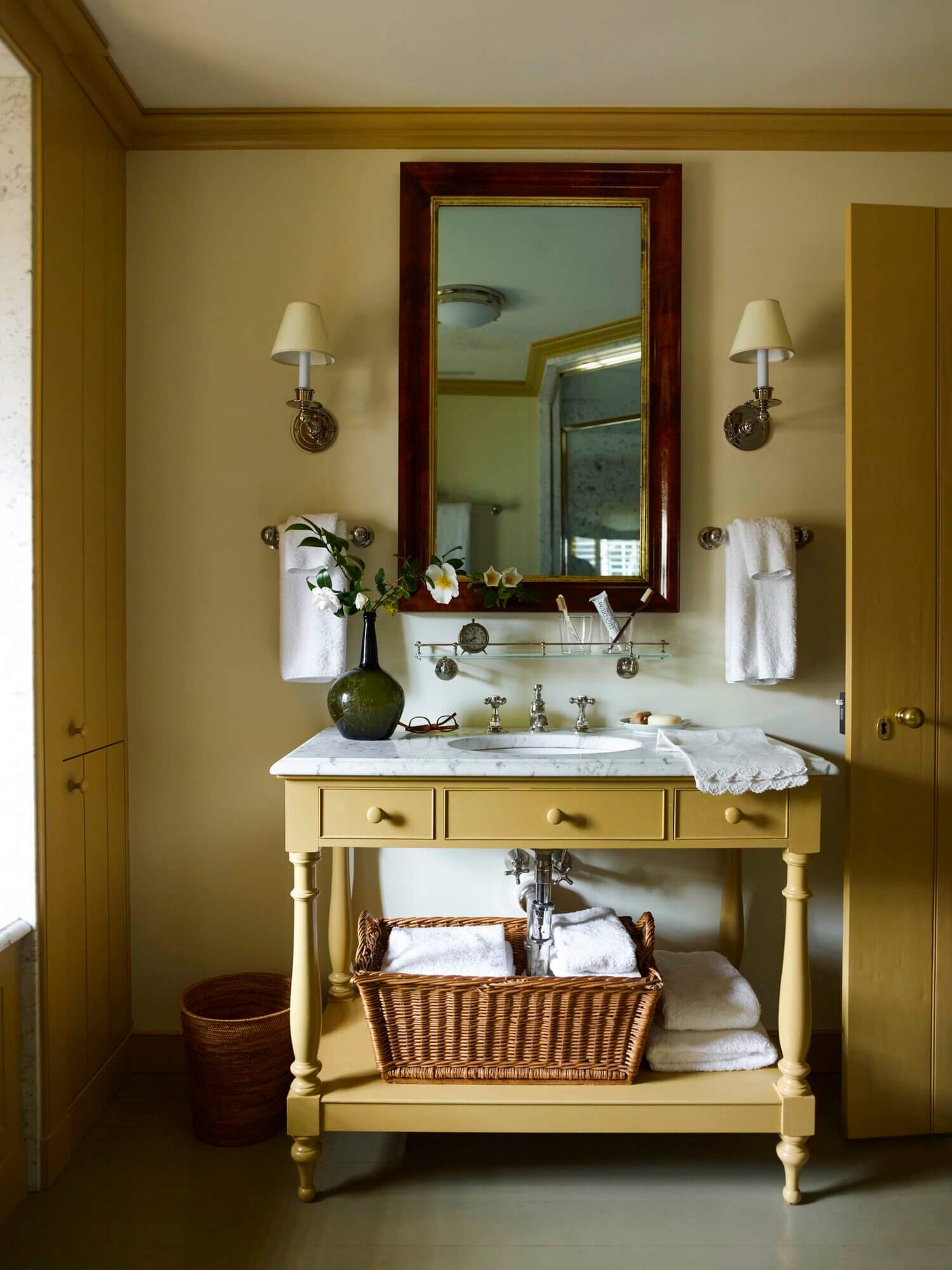 A Beautiful 19th-Century Carriage House Restoration in Charleston 14 19th century carriage house restoration charleston nordroom13 A Beautiful 19th-Century Carriage House Restoration in Charleston