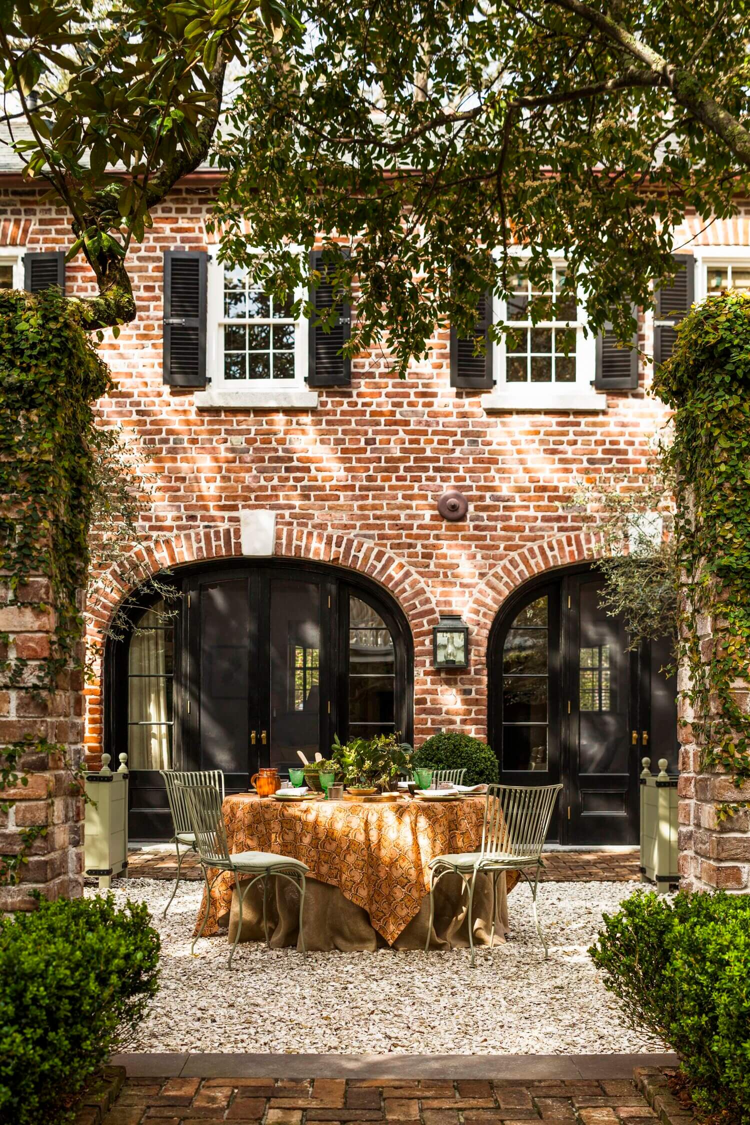 A Beautiful 19th-Century Carriage House Restoration in Charleston 20 19th century carriage house restoration charleston nordroom19 A Beautiful 19th-Century Carriage House Restoration in Charleston