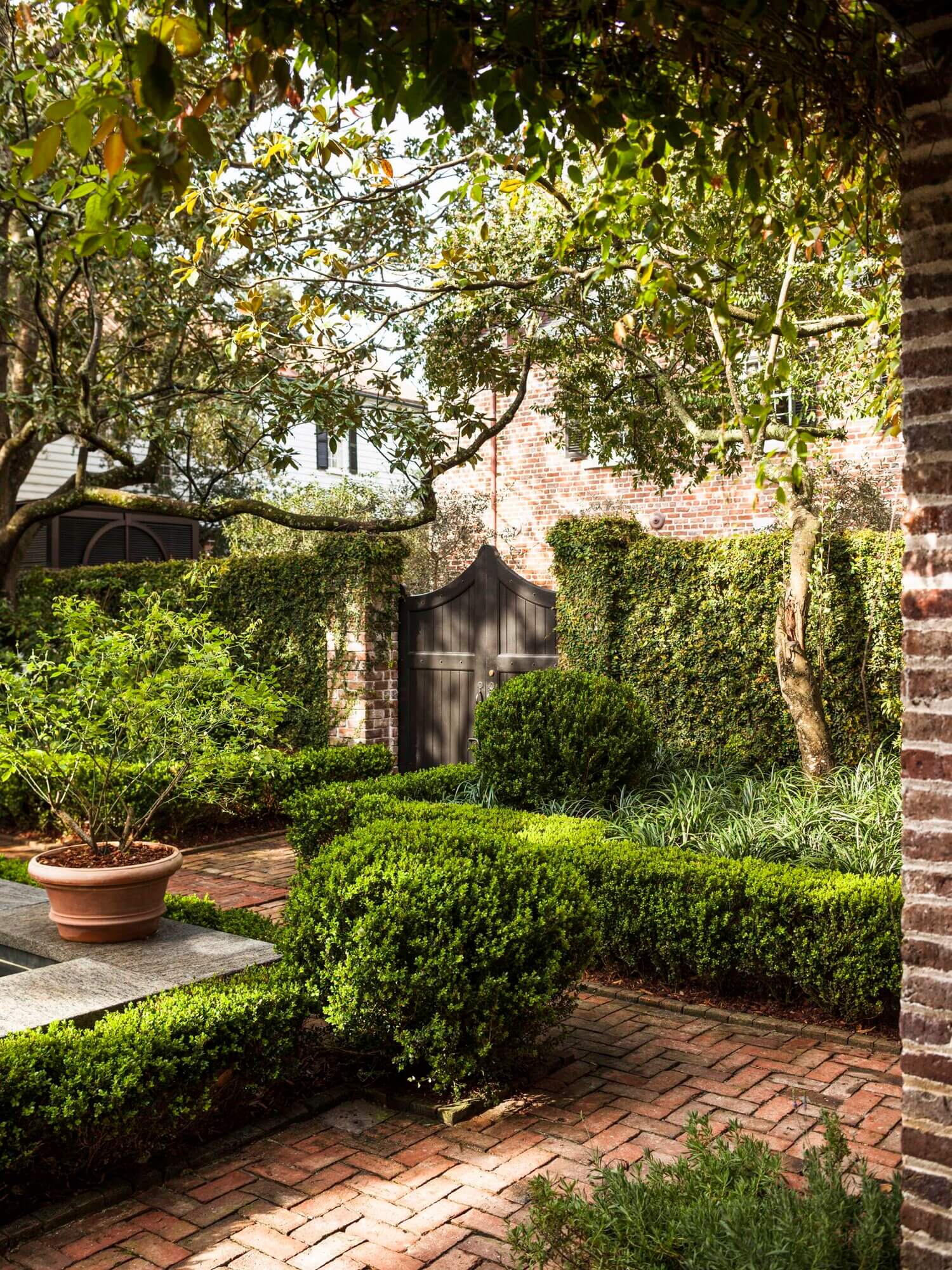 A Beautiful 19th-Century Carriage House Restoration in Charleston 25 19th century carriage house restoration charleston nordroom24 A Beautiful 19th-Century Carriage House Restoration in Charleston
