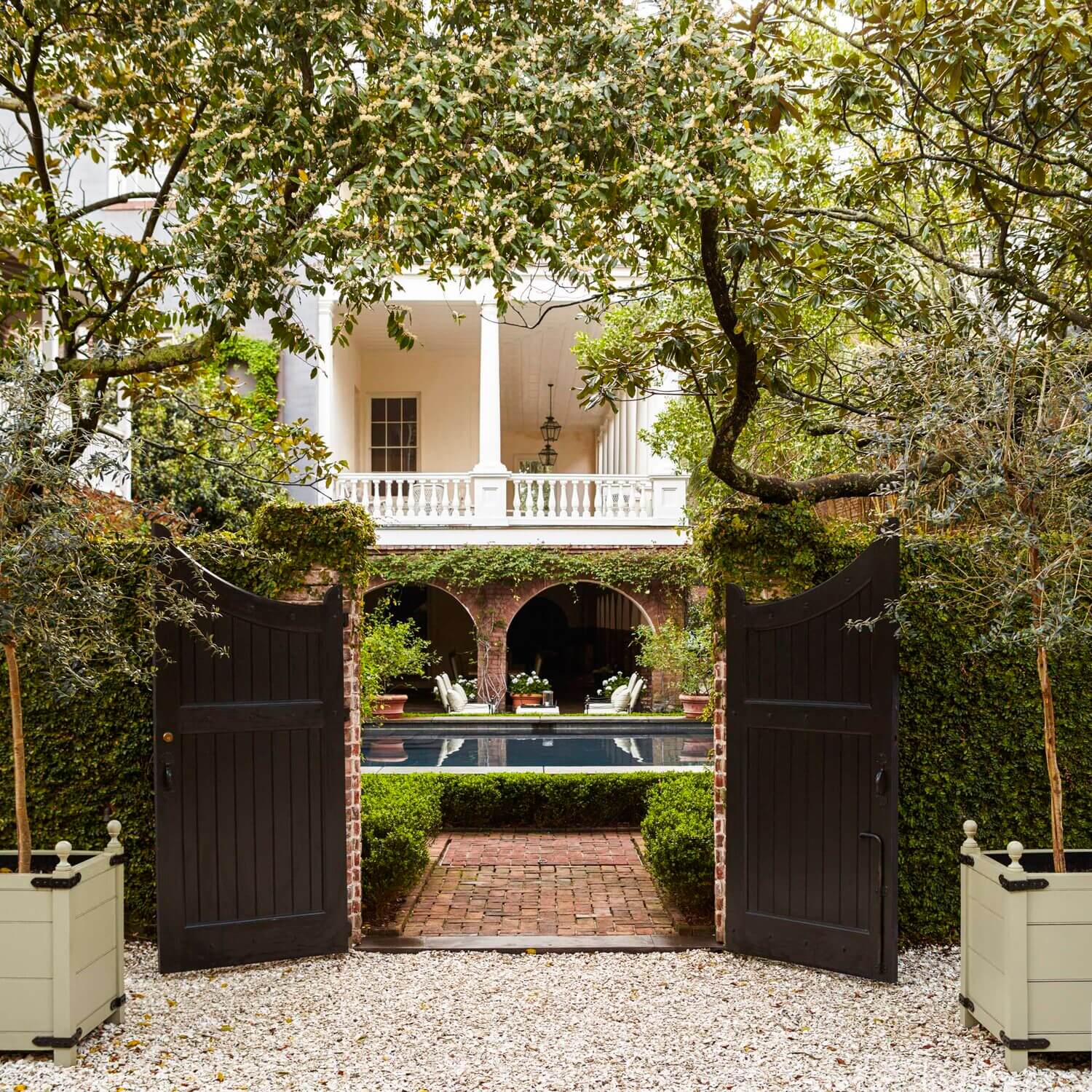 A Beautiful 19th-Century Carriage House Restoration in Charleston 27 19th century carriage house restoration charleston nordroom26 A Beautiful 19th-Century Carriage House Restoration in Charleston
